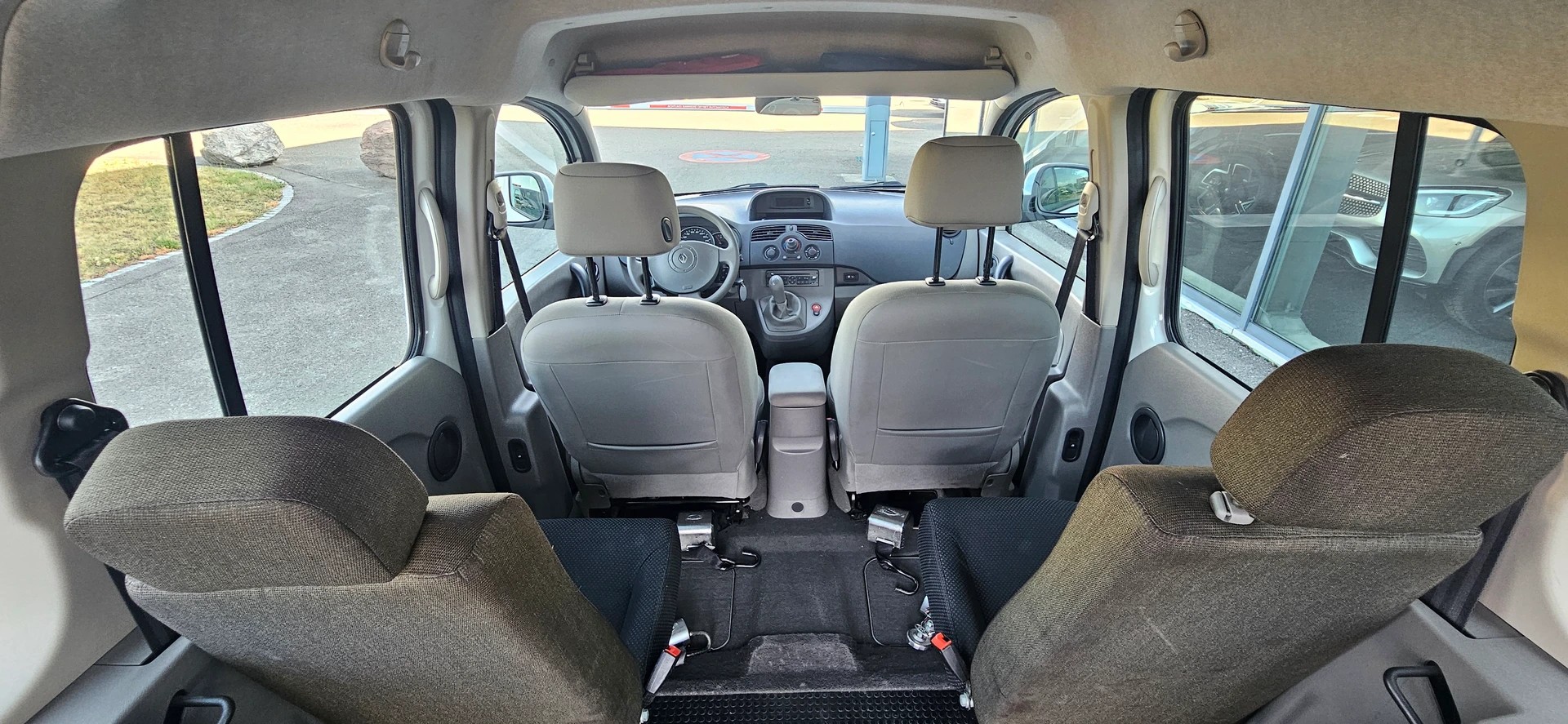 RENAULT Behindertengerecht-Rampe / 4-Sitze & ein Rollstuhlfahrer/in-image-11