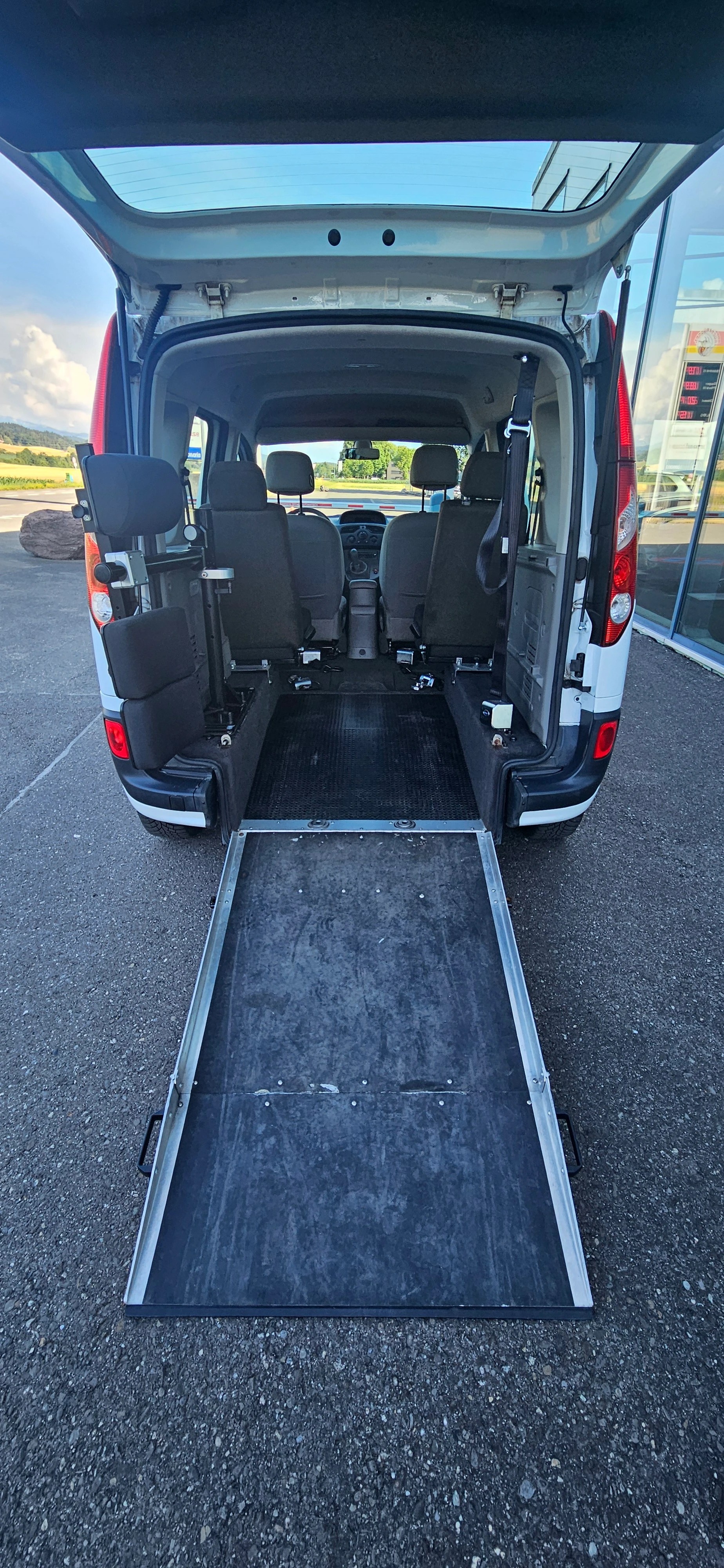 RENAULT Behindertengerecht-Rampe / 4-Sitze & ein Rollstuhlfahrer/in-image-14