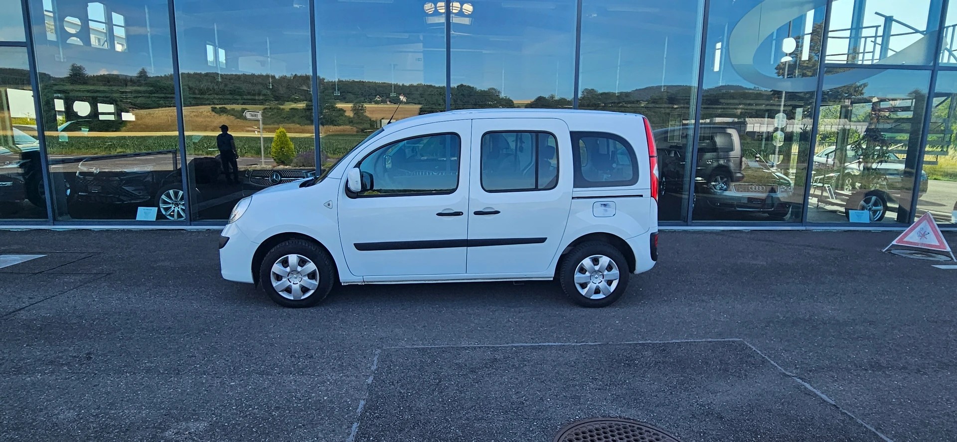 RENAULT Behindertengerecht-Rampe / 4-Sitze & ein Rollstuhlfahrer/in-image-0