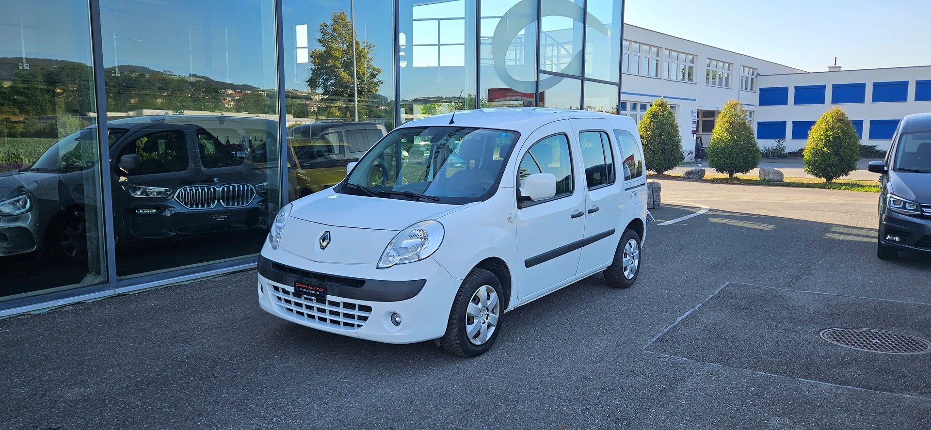 RENAULT Behindertengerecht-Rampe / 4-Sitze & ein Rollstuhlfahrer/in-image-1