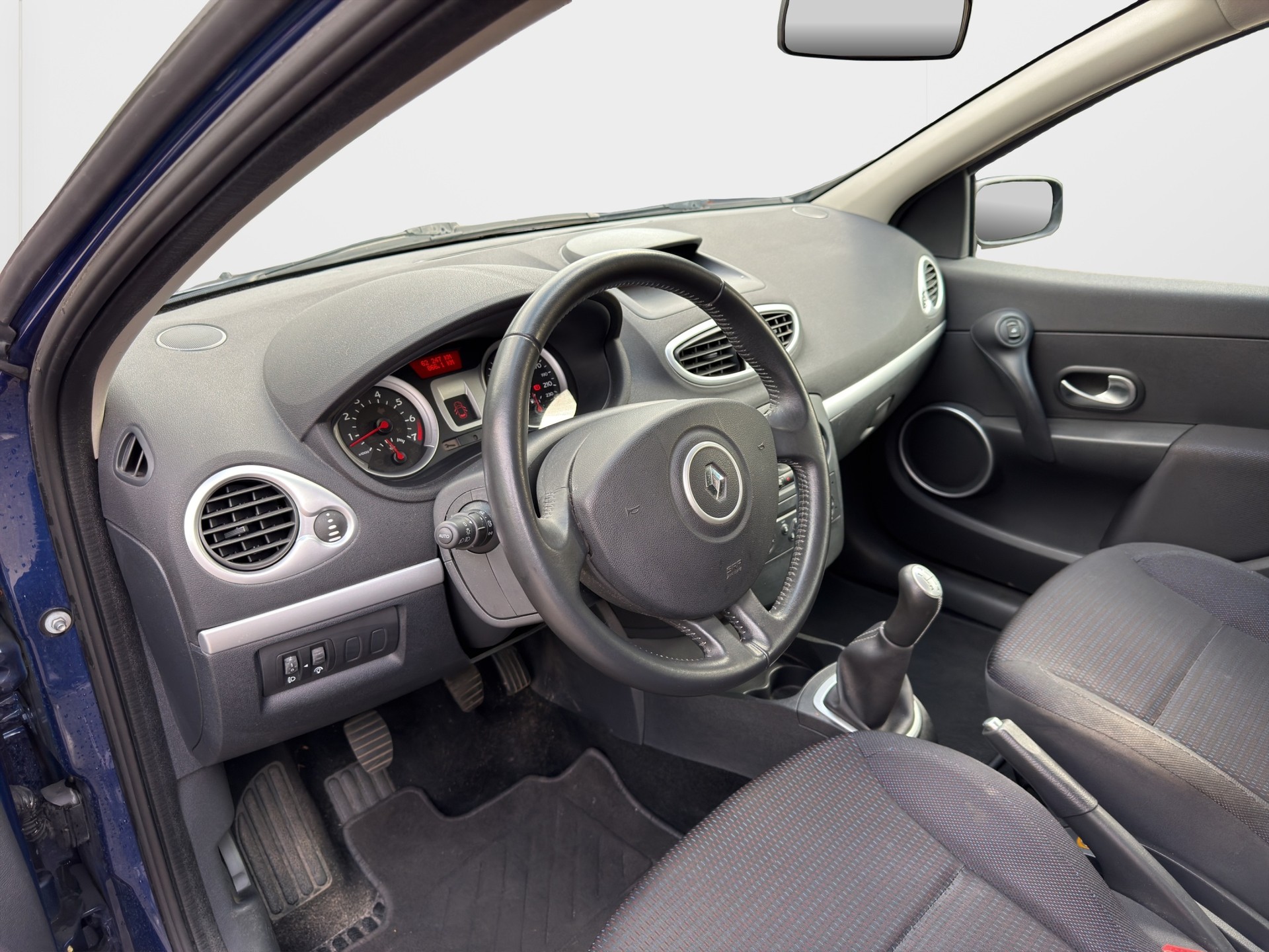 RENAULT Clio 1.4 16V Dynamique-image-9