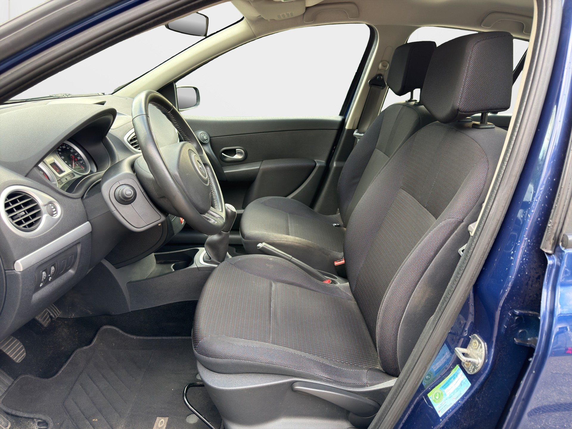 RENAULT Clio 1.4 16V Dynamique-image-8