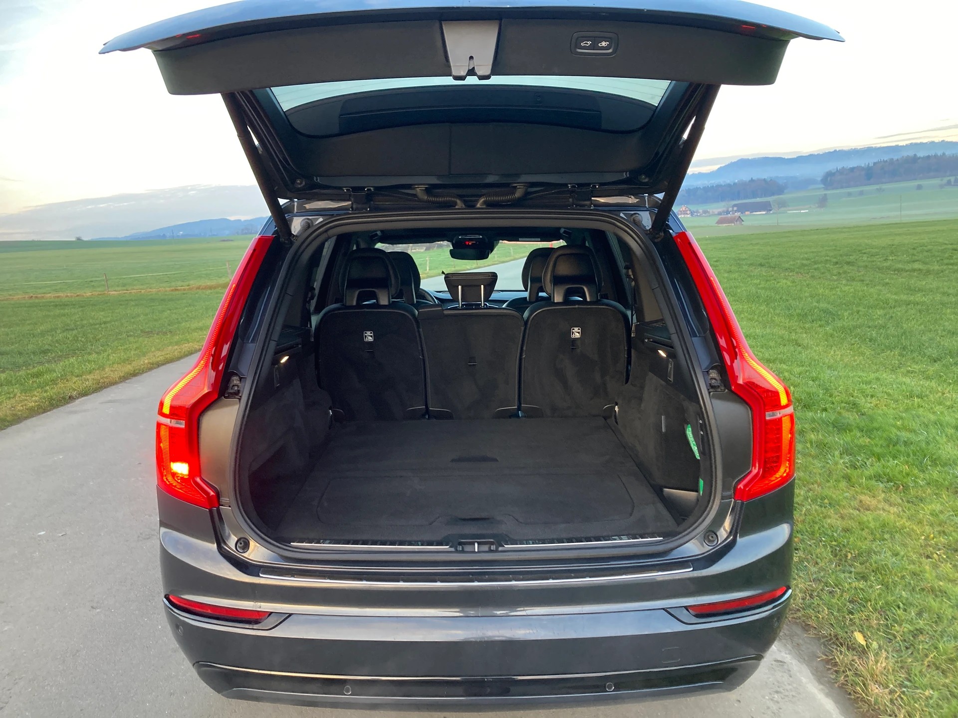 VOLVO XC90 B5 Benzin Mild Hybrid AWD R-Design Geartronic-image-5