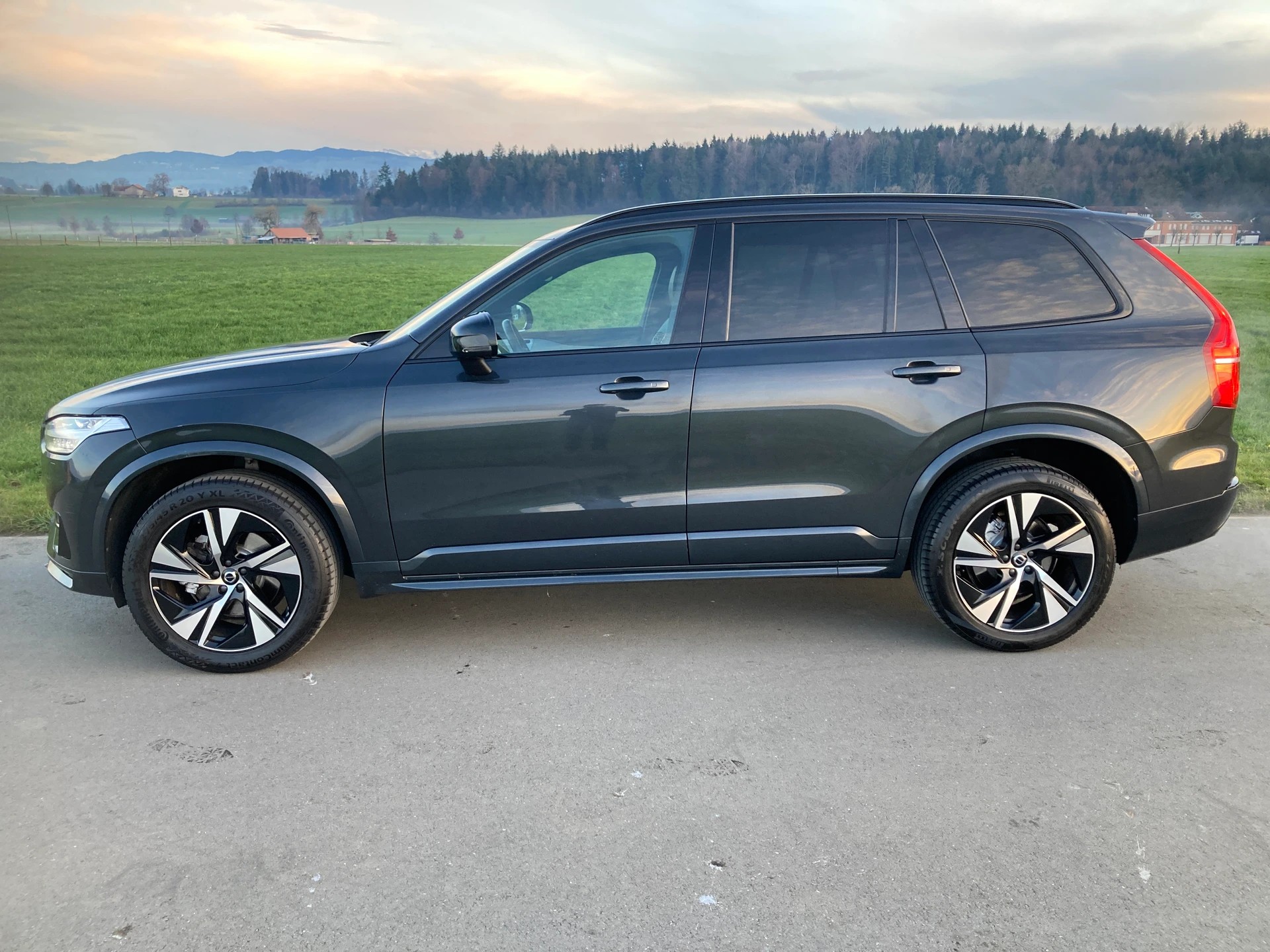 VOLVO XC90 B5 Benzin Mild Hybrid AWD R-Design Geartronic-image-4