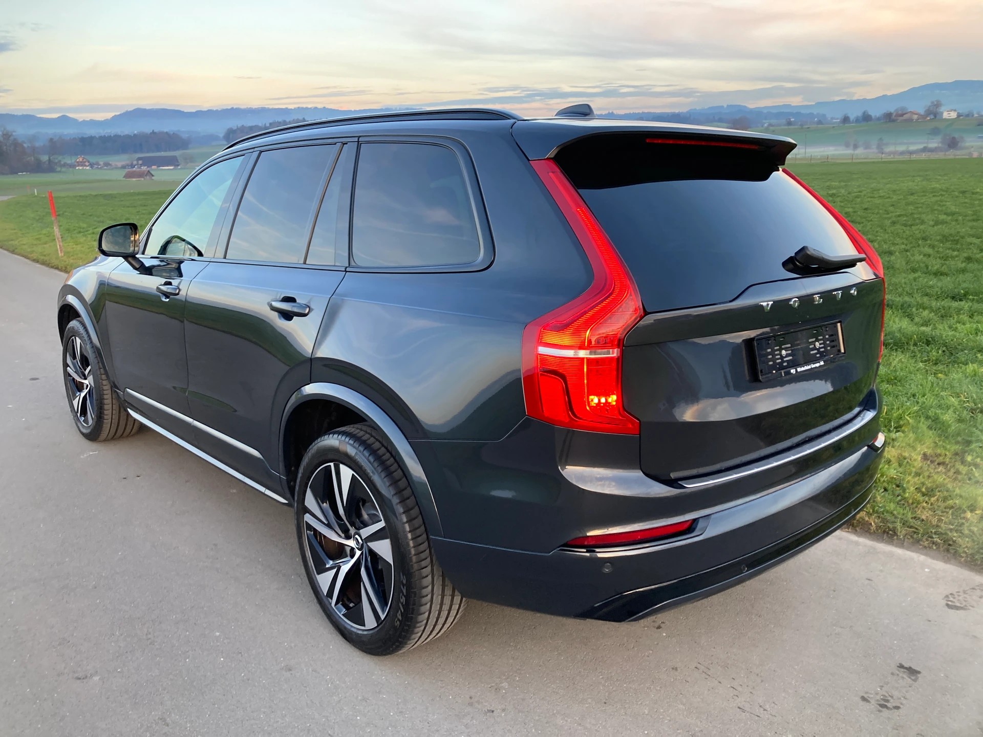 VOLVO XC90 B5 Benzin Mild Hybrid AWD R-Design Geartronic-image-3