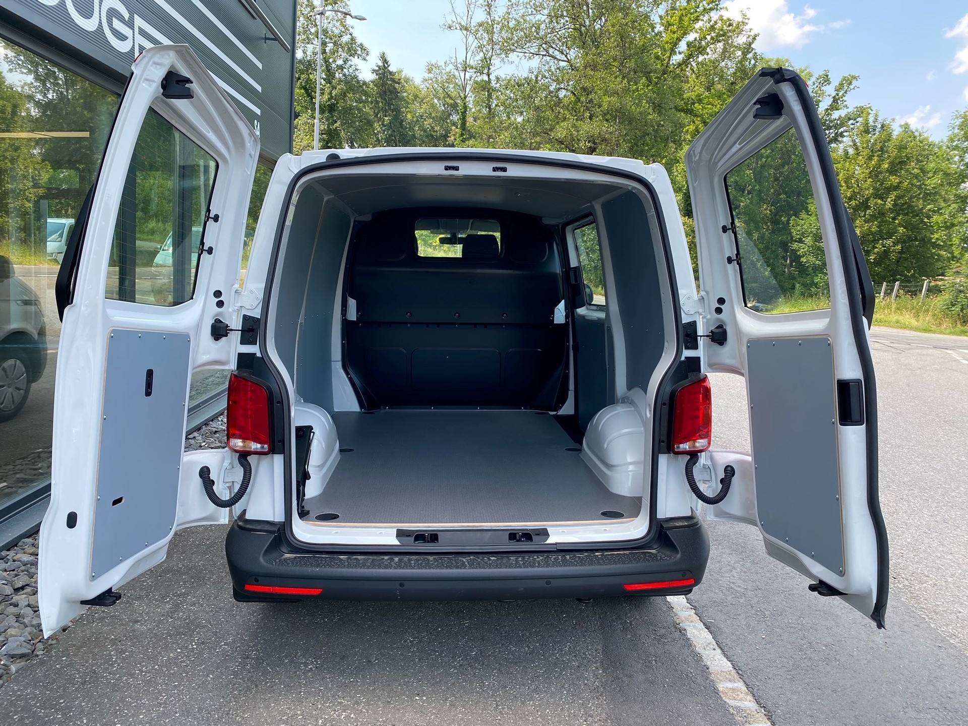 VW T6.1 2.0 TDI 4Motion DSG-image-5