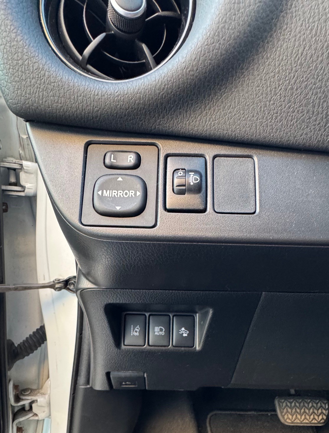 TOYOTA Yaris 1.5 VVT-i Hybrid Style e-CVT-image-16