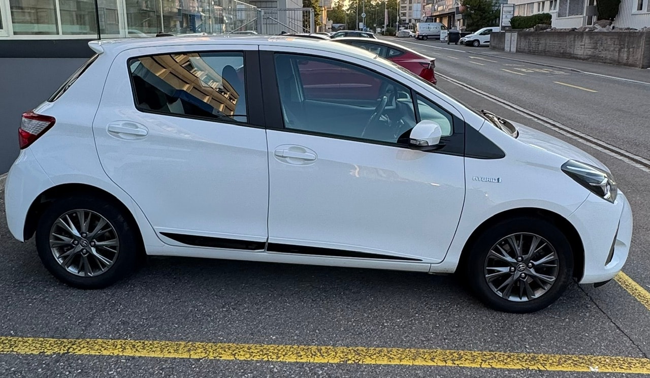 TOYOTA Yaris 1.5 VVT-i Hybrid Style e-CVT-image-3