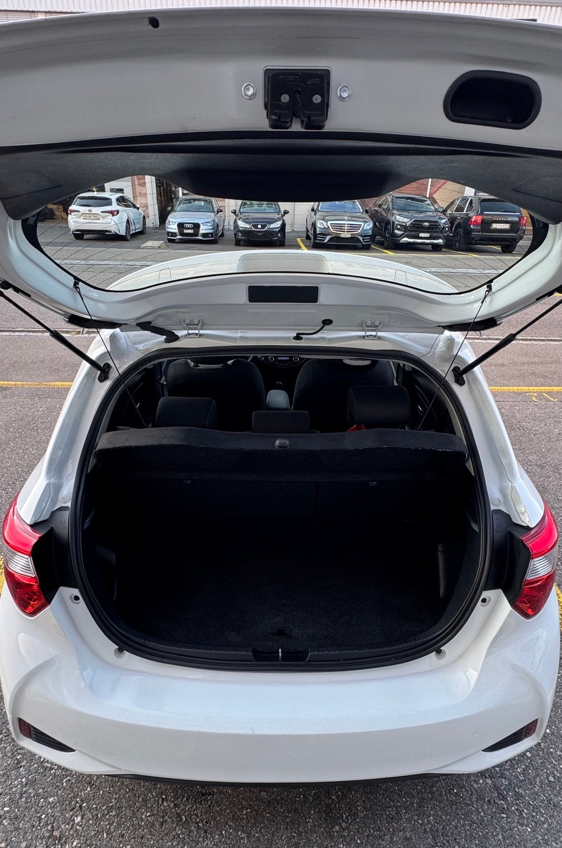 TOYOTA Yaris 1.5 VVT-i Hybrid Style e-CVT-image-8