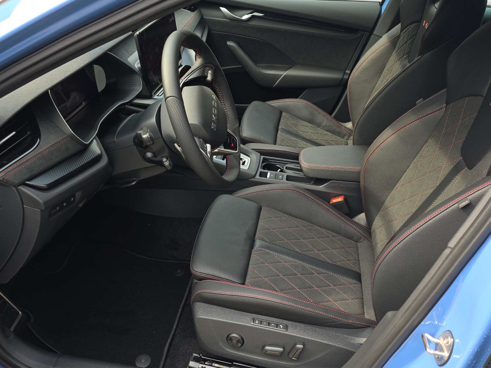 SKODA Octavia Combi 2.0 TSI DSG RS-image-4