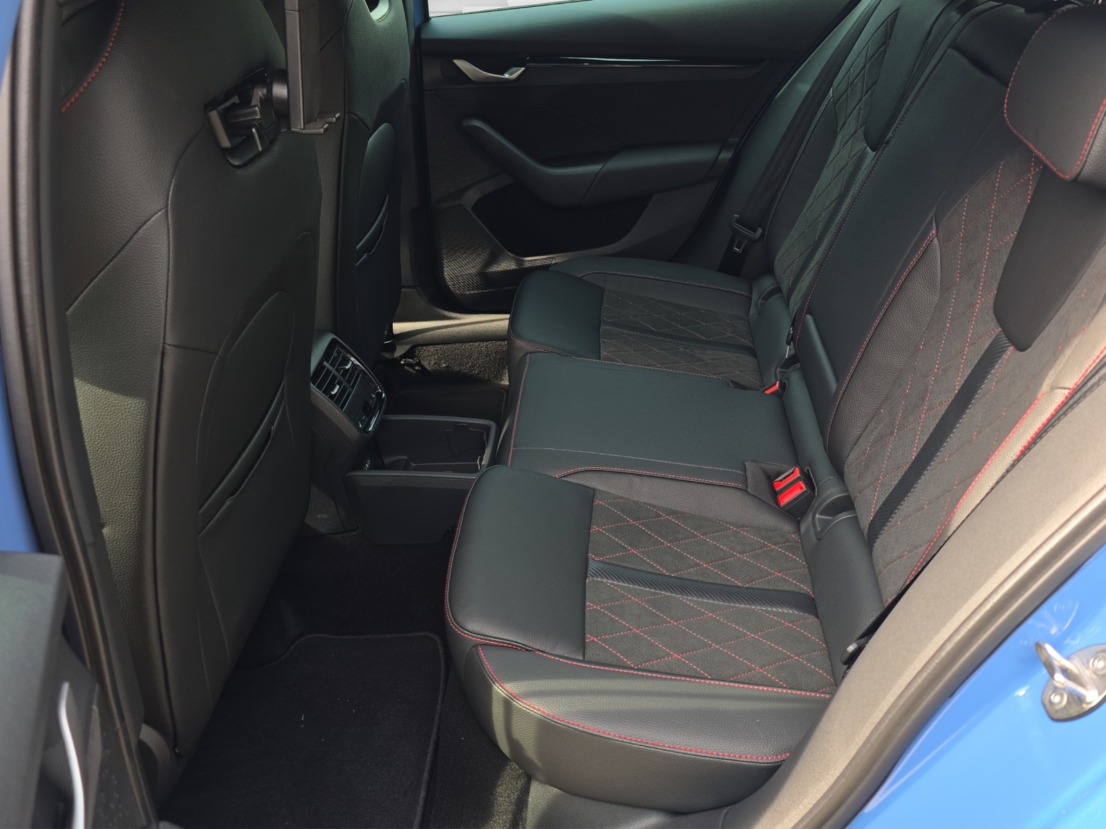 SKODA Octavia Combi 2.0 TSI DSG RS-image-8