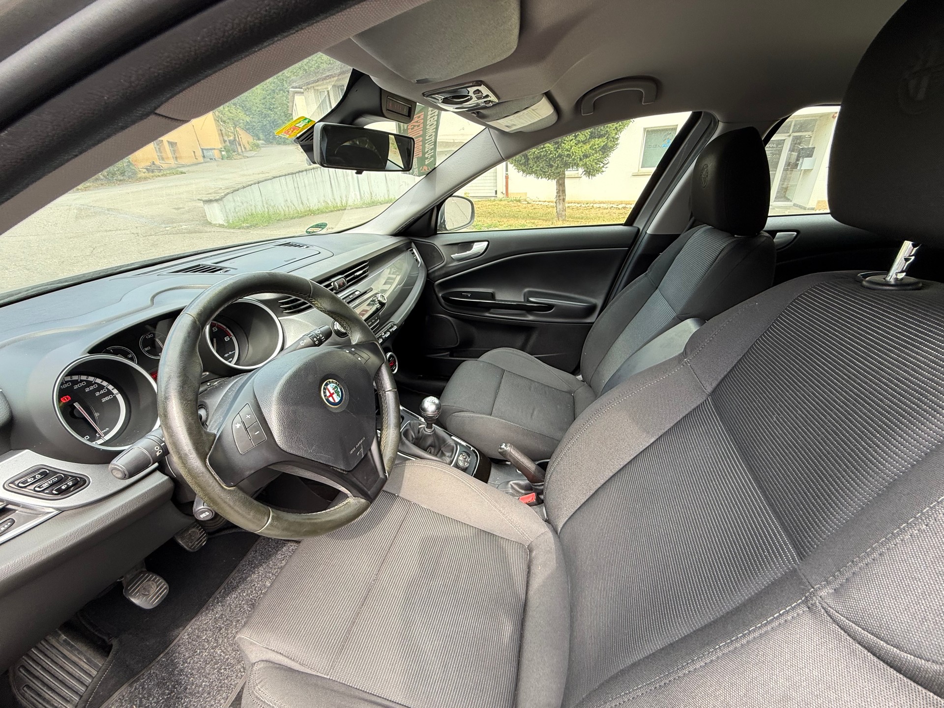 ALFA ROMEO Giulietta 1.6 JTDM Veloce-image-8