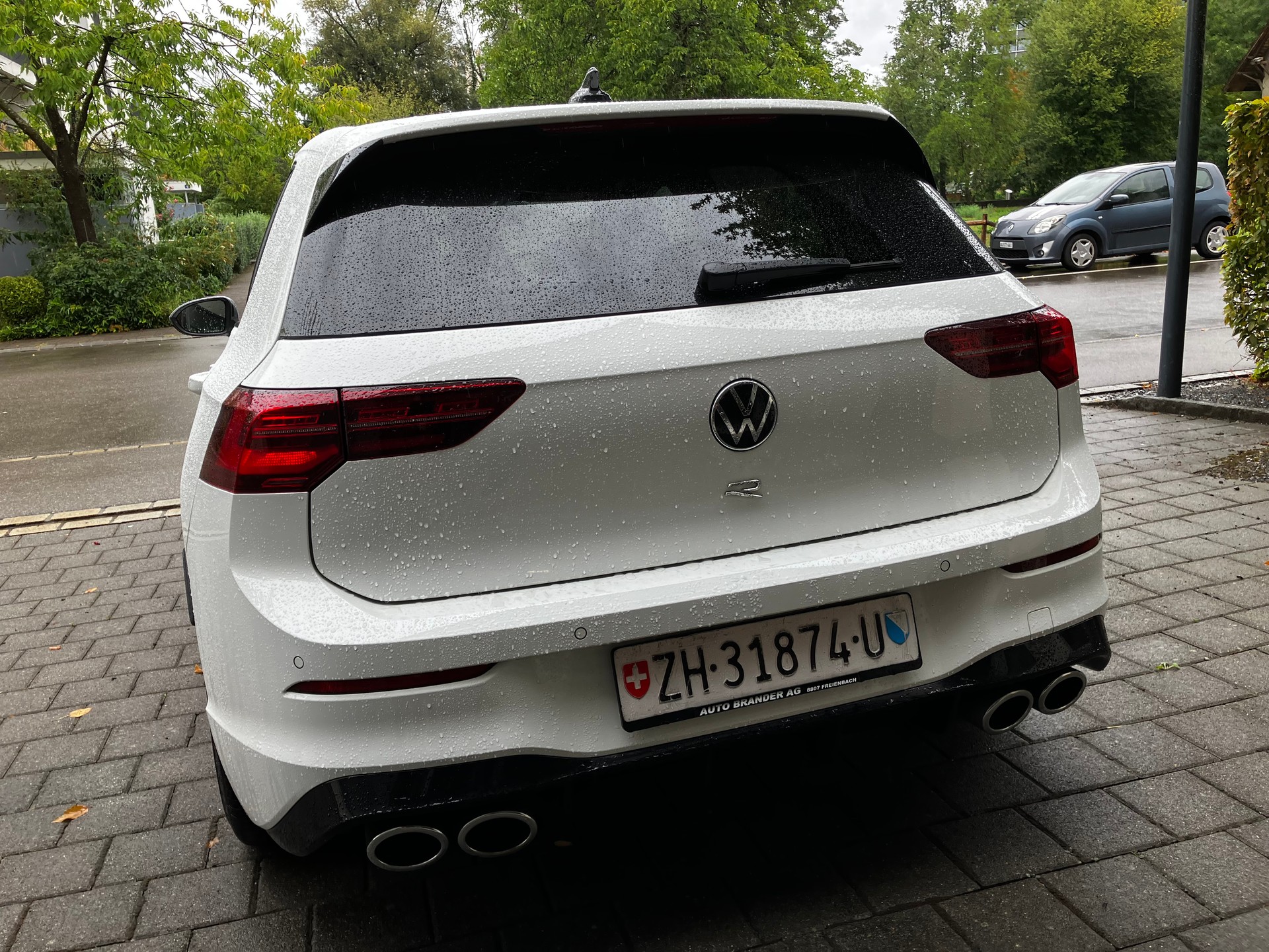 VW Golf 2.0 TSI R DSG 4Motion-image-3