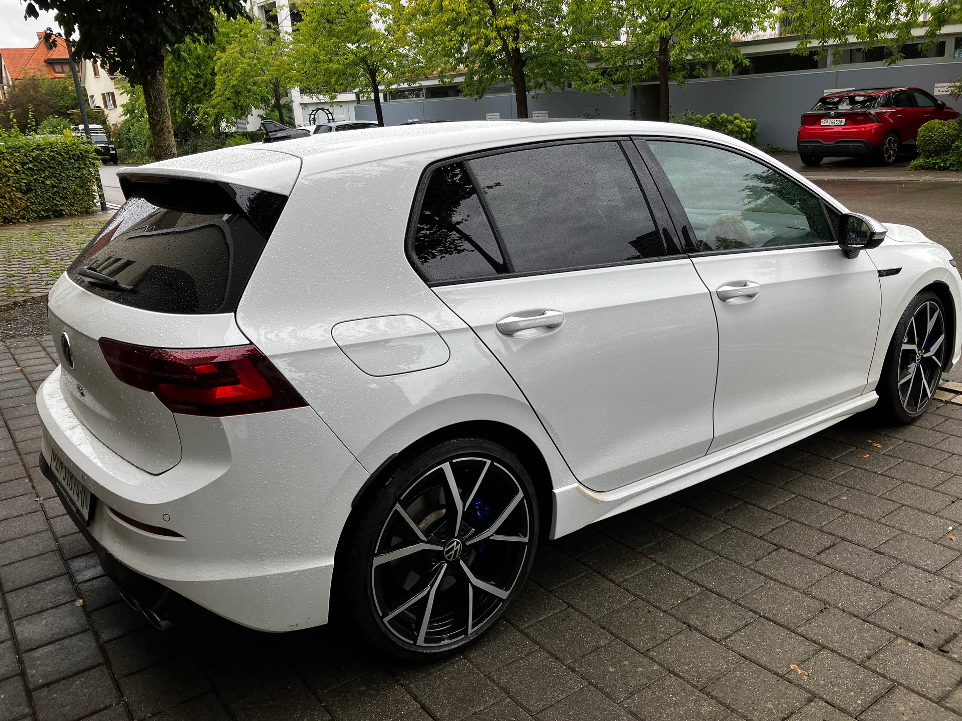 VW Golf 2.0 TSI R DSG 4Motion-image-2