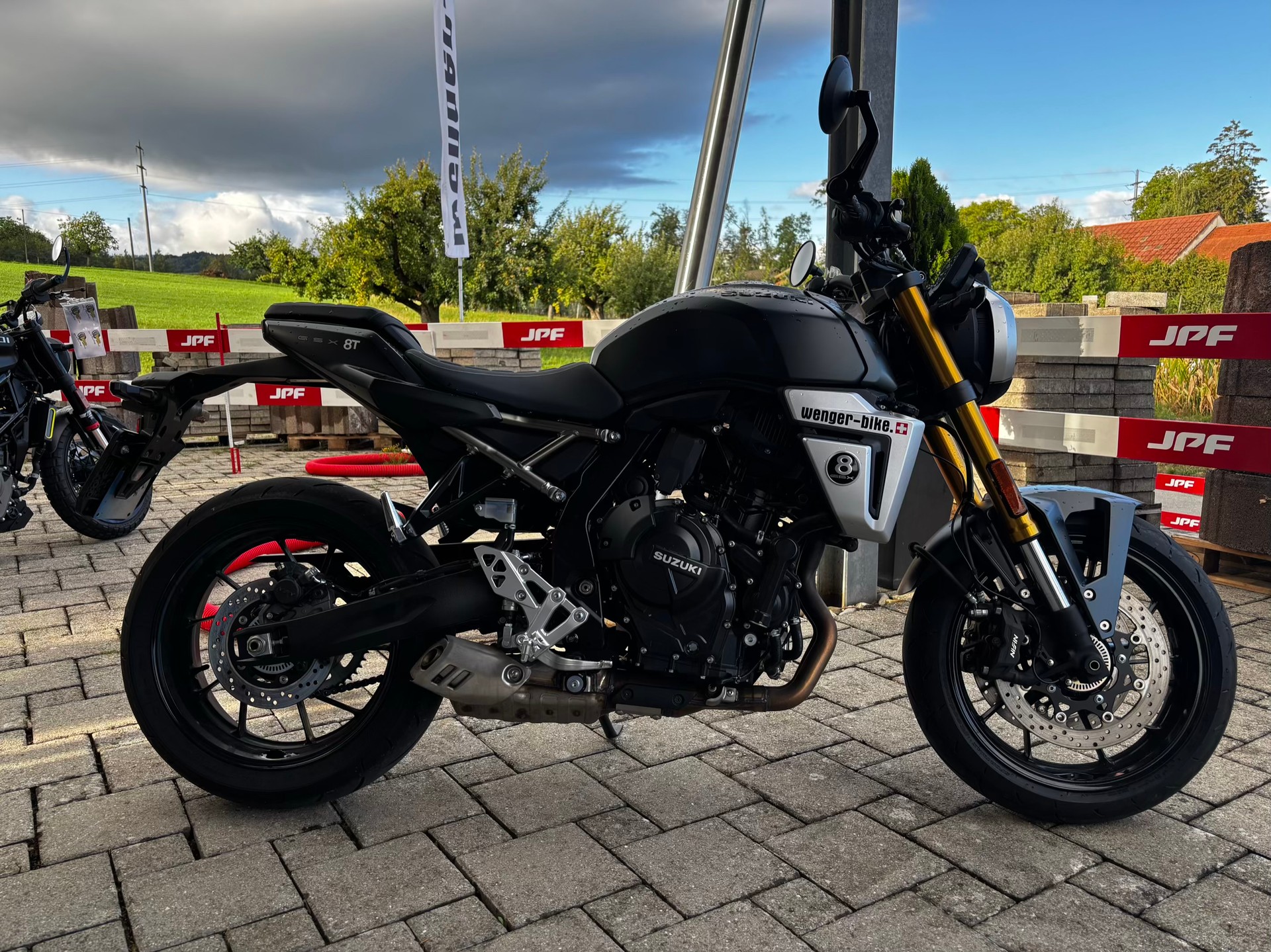 SUZUKI GSX-8T