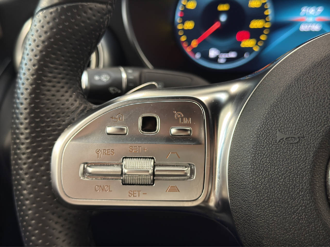 MERCEDES-BENZ GLC 300 AMG Line 4m-image-9