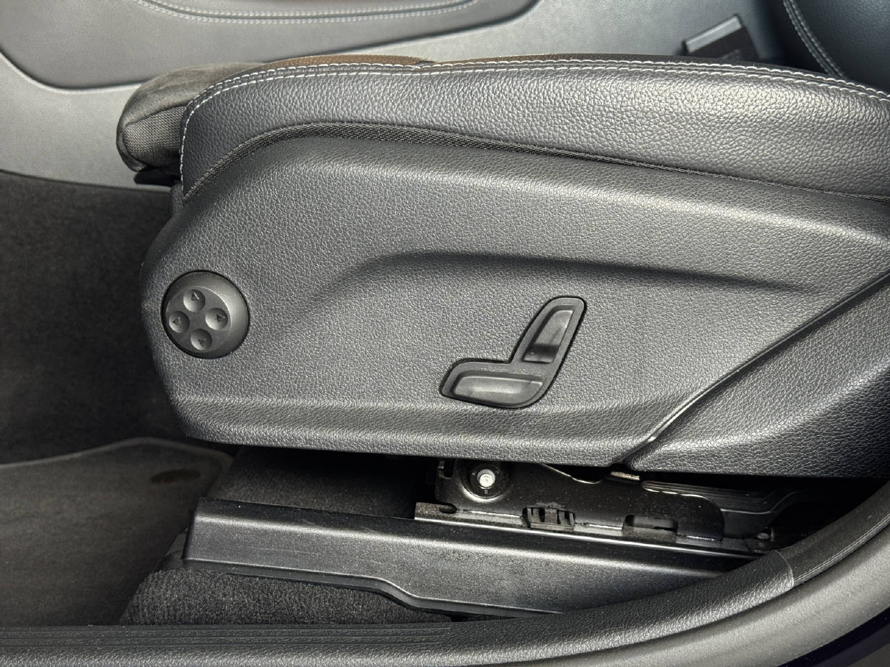 MERCEDES-BENZ GLC 300 AMG Line 4m-image-21