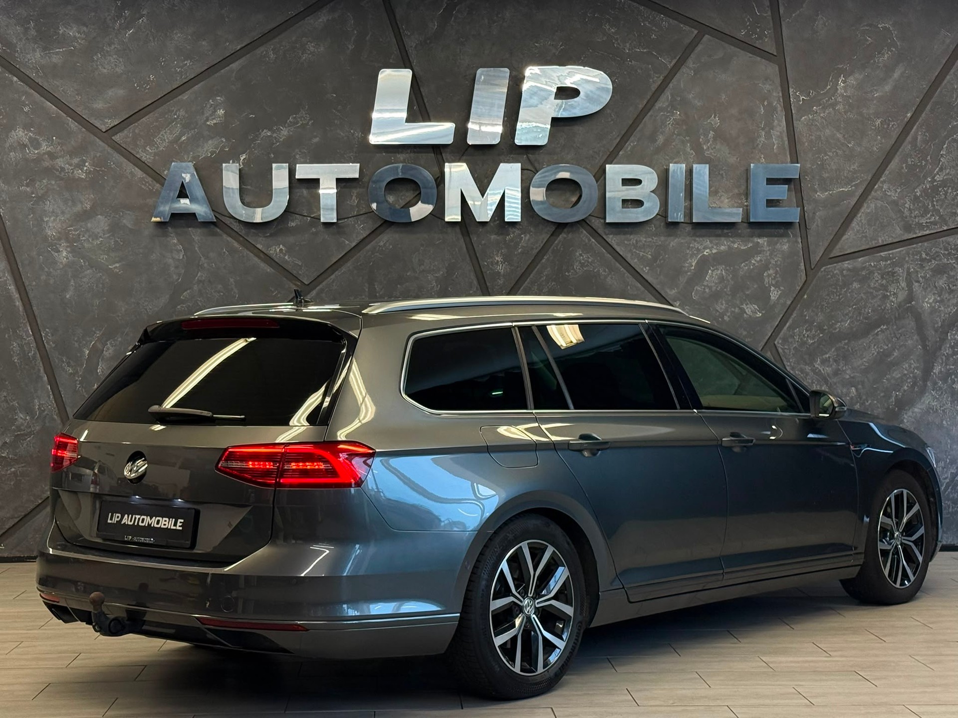 VW Passat Variant 2.0 TDI BMT Family DSG 4Motion-image-5