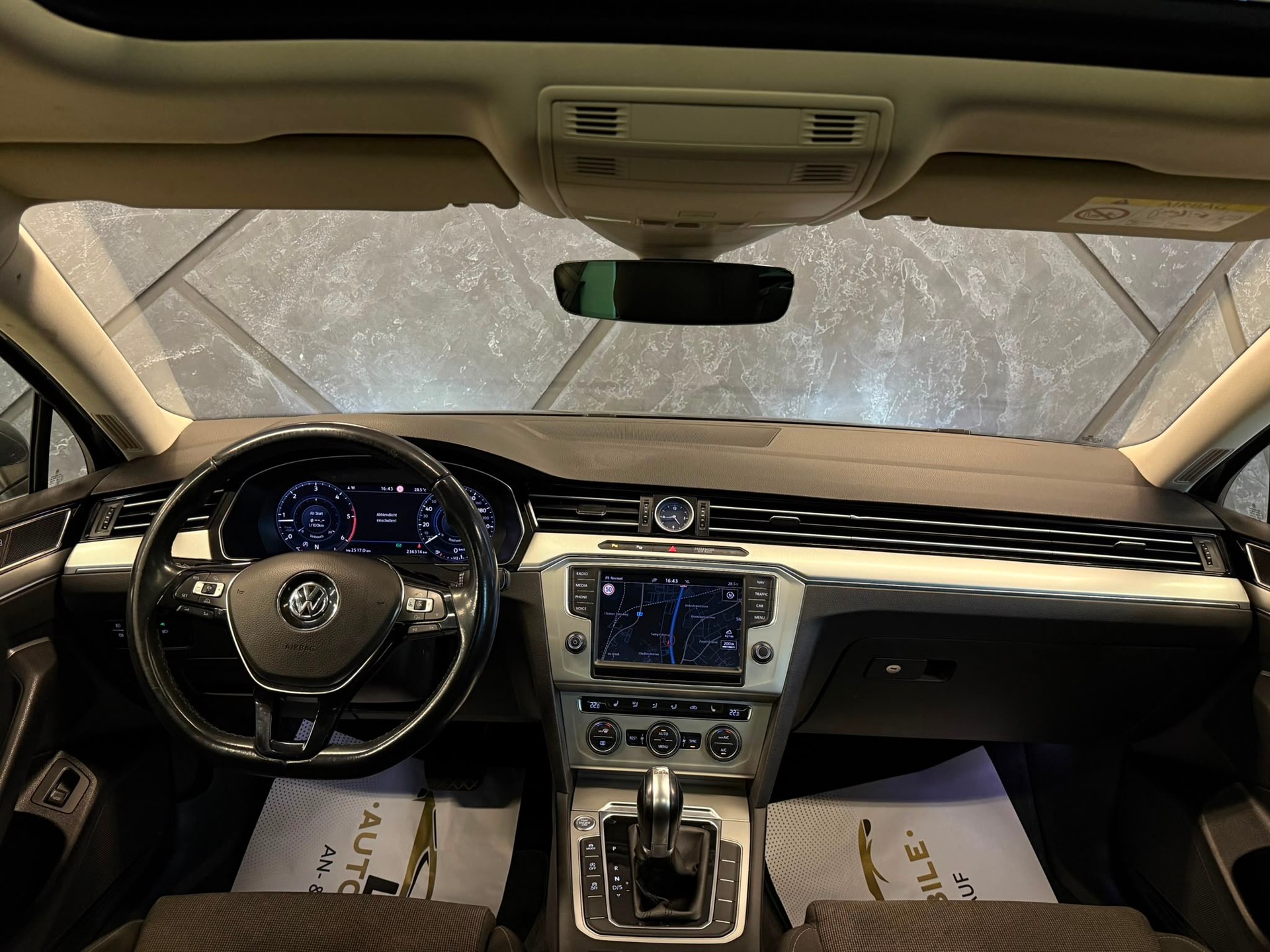 VW Passat Variant 2.0 TDI BMT Family DSG 4Motion-image-8