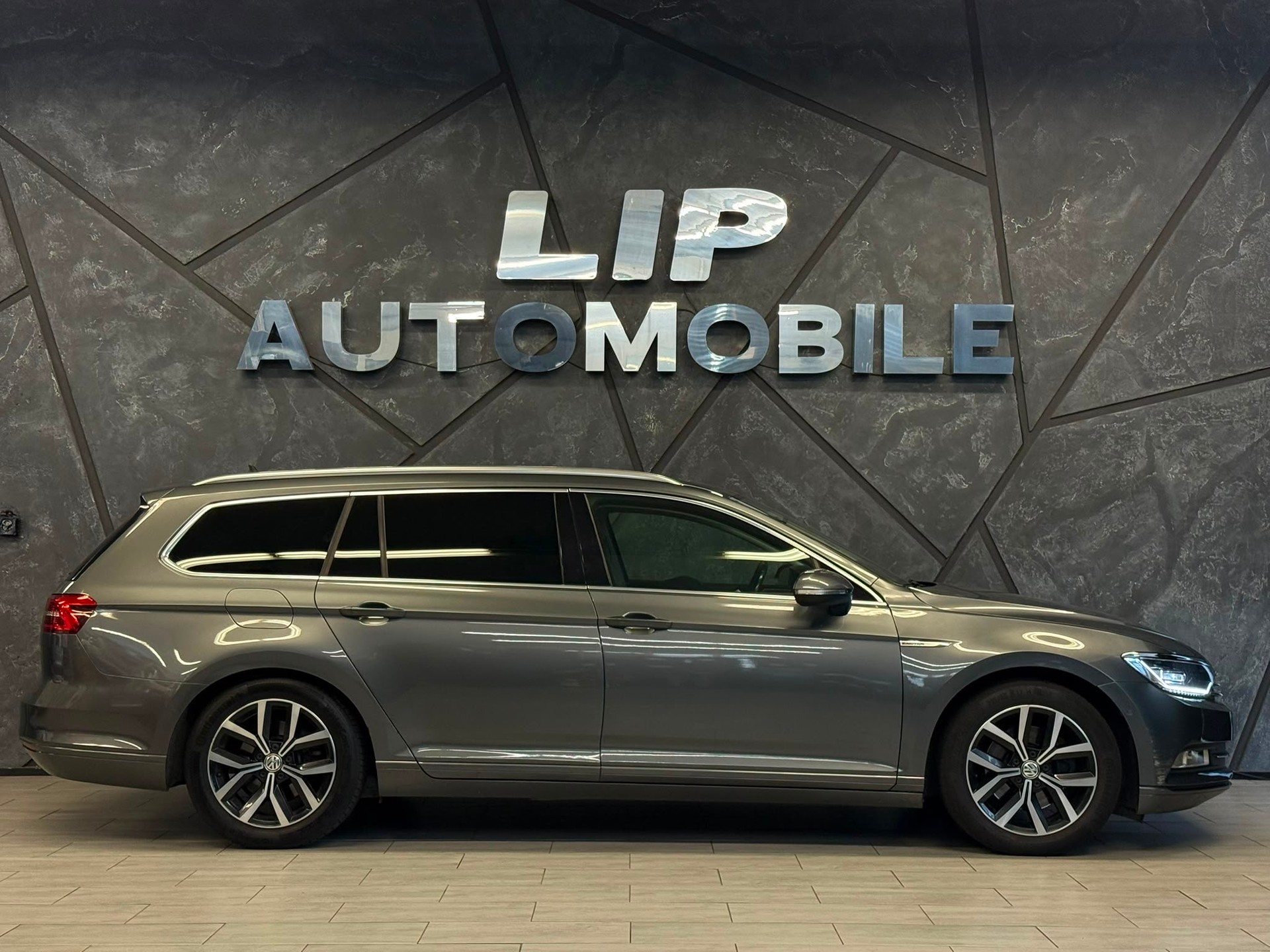 VW Passat Variant 2.0 TDI BMT Family DSG 4Motion-showroom-element-3