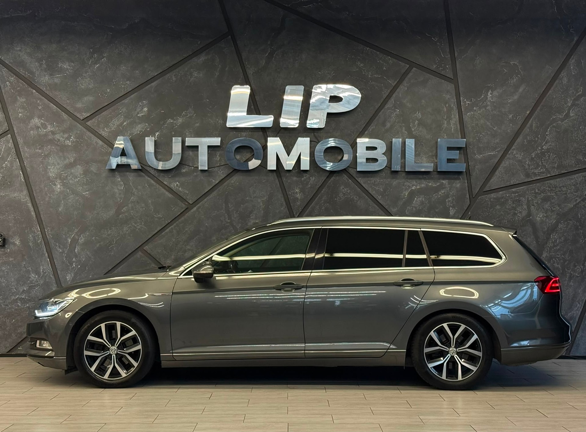 VW Passat Variant 2.0 TDI BMT Family DSG 4Motion-image-4
