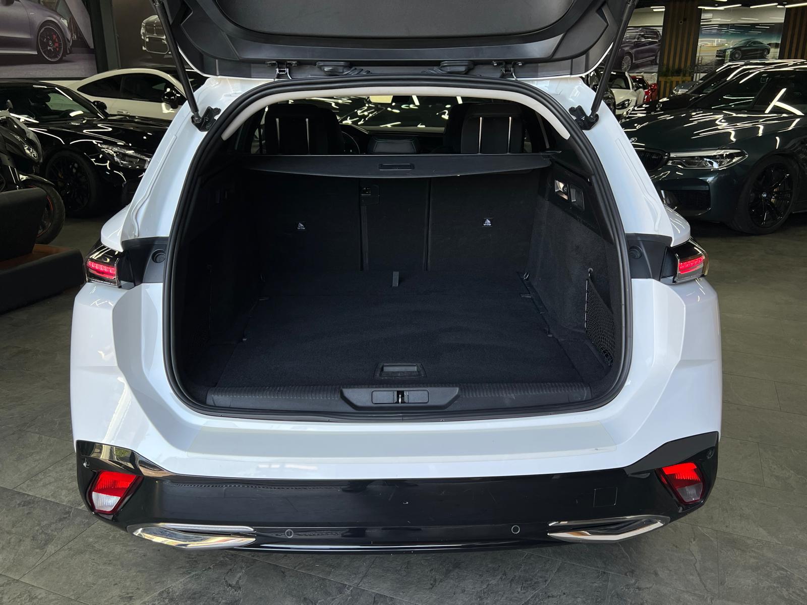 PEUGEOT 308 SW 1.5 BlueHDI Allure Pack EAT8 White Edition-image-9