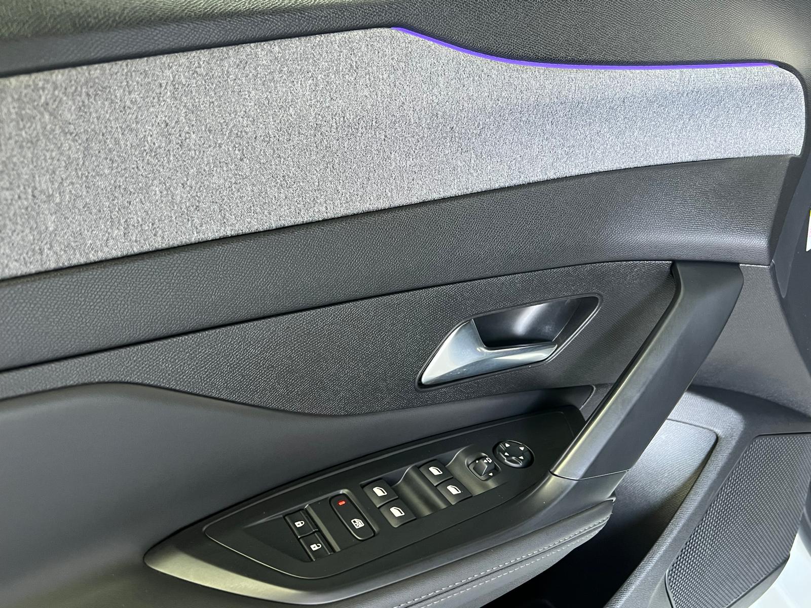 PEUGEOT 308 SW 1.5 BlueHDI Allure Pack EAT8 White Edition-image-23