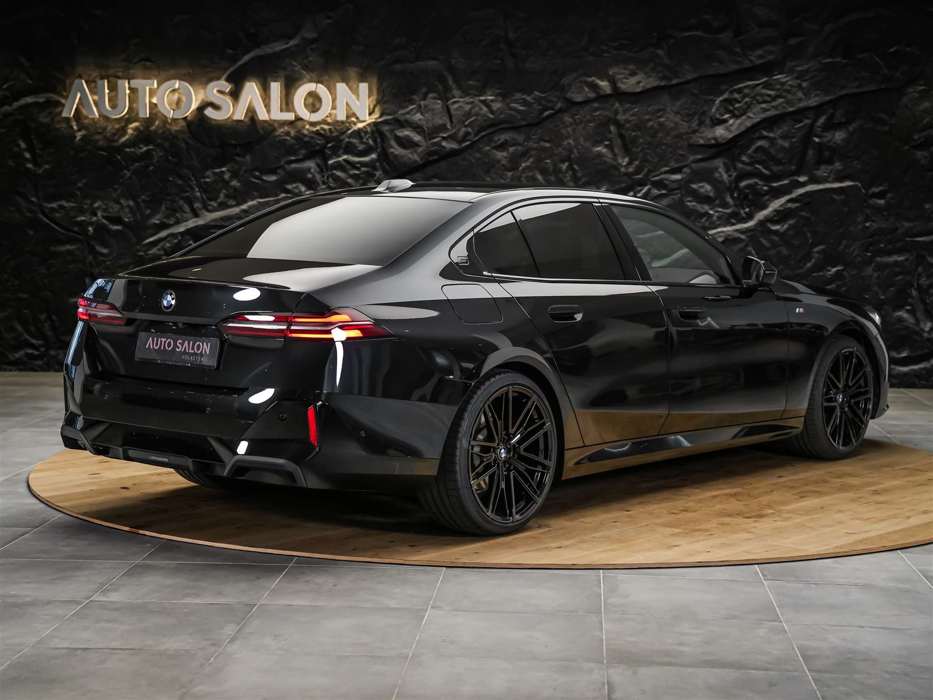 BMW 520i M Sport Steptronic *ALL BLACK*21" Felgen*Werksgarantie*-image-4