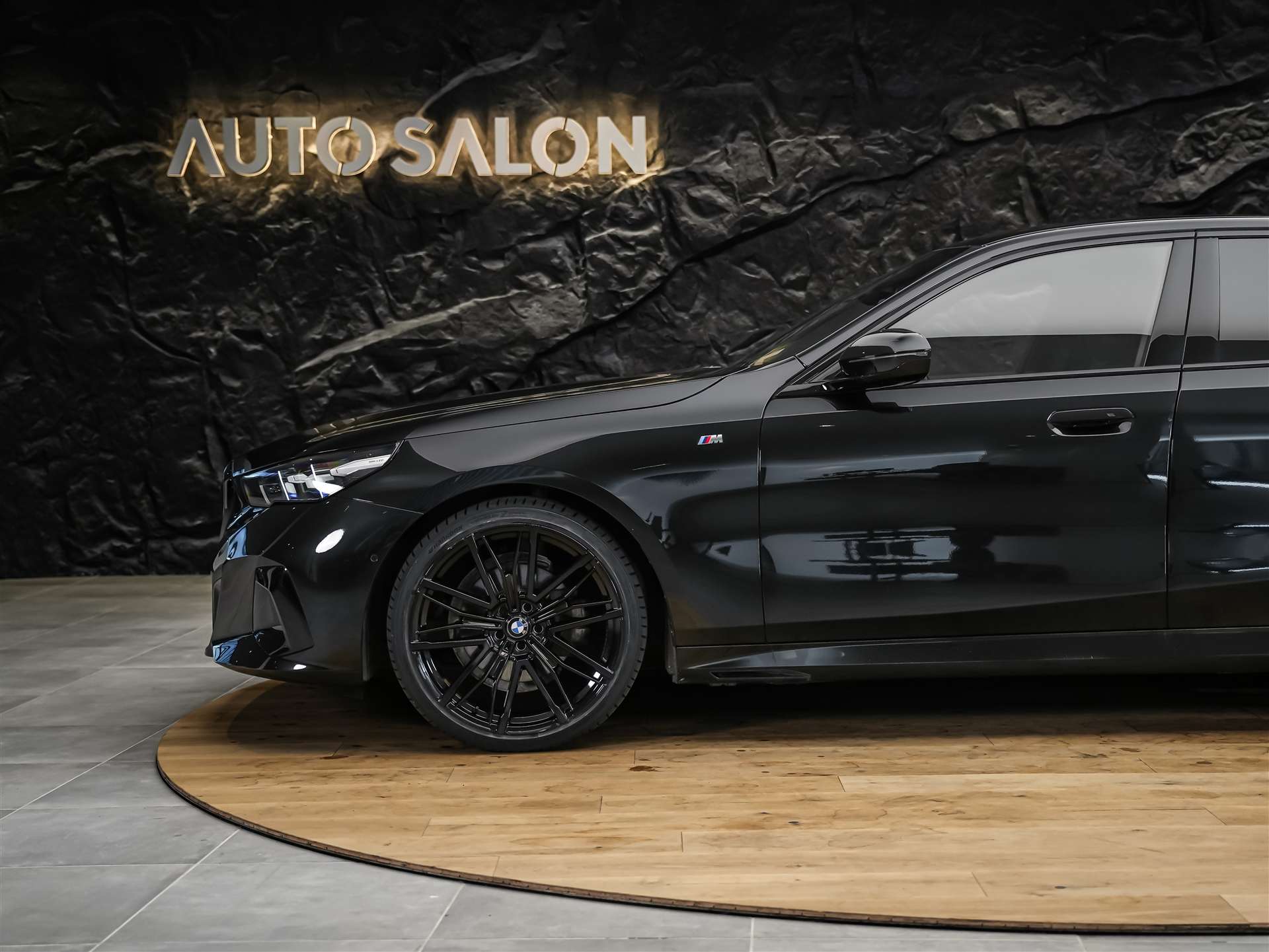 BMW 520i M Sport Steptronic *ALL BLACK*21" Felgen*Werksgarantie*-image-14