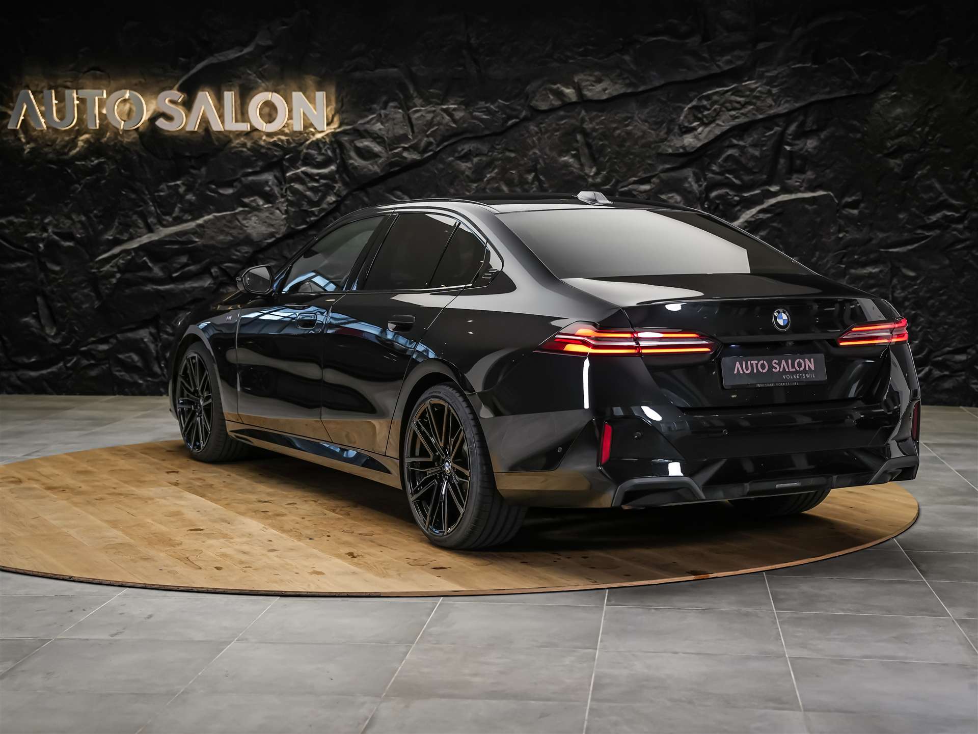 BMW 520i M Sport Steptronic *ALL BLACK*21" Felgen*Werksgarantie*-image-2