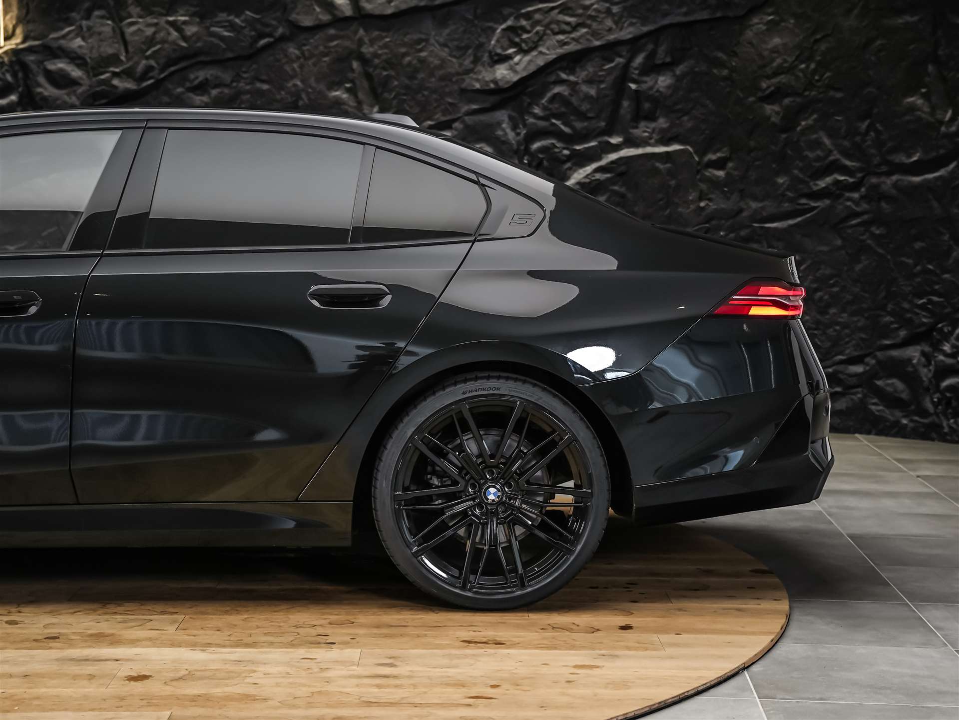 BMW 520i M Sport Steptronic *ALL BLACK*21" Felgen*Werksgarantie*-image-16