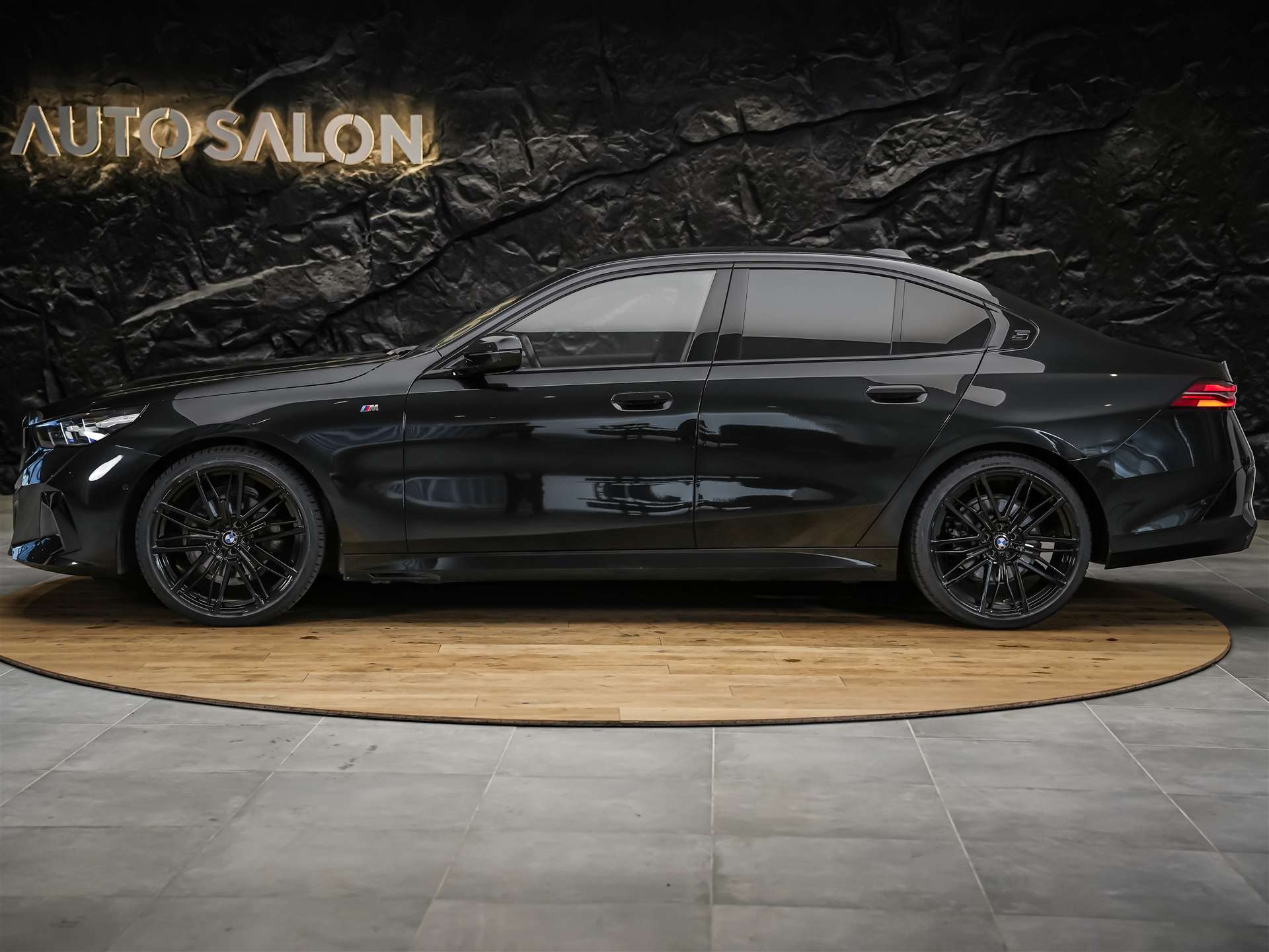 BMW 520i M Sport Steptronic *ALL BLACK*21" Felgen*Werksgarantie*-image-1
