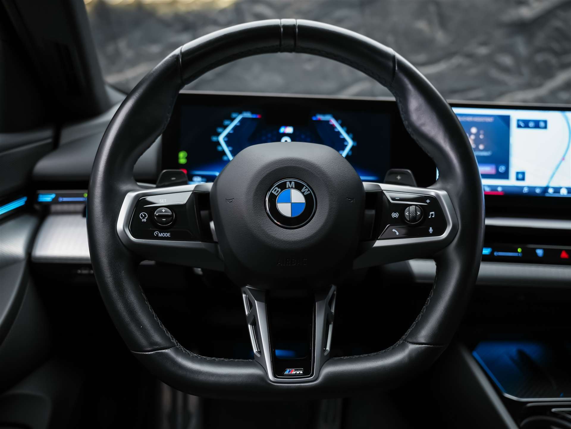 BMW 520i M Sport Steptronic *ALL BLACK*21" Felgen*Werksgarantie*-image-26