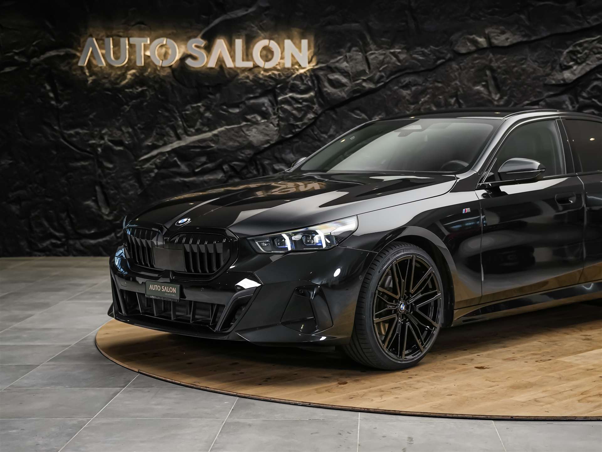 BMW 520i M Sport Steptronic *ALL BLACK*21" Felgen*Werksgarantie*-image-13