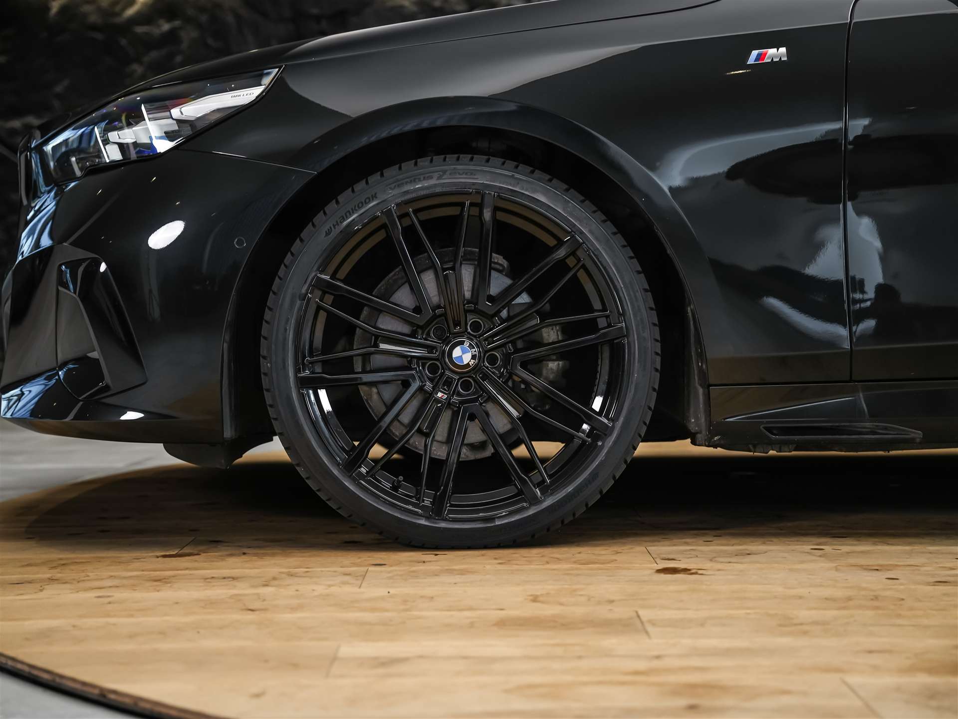 BMW 520i M Sport Steptronic *ALL BLACK*21" Felgen*Werksgarantie*-image-15