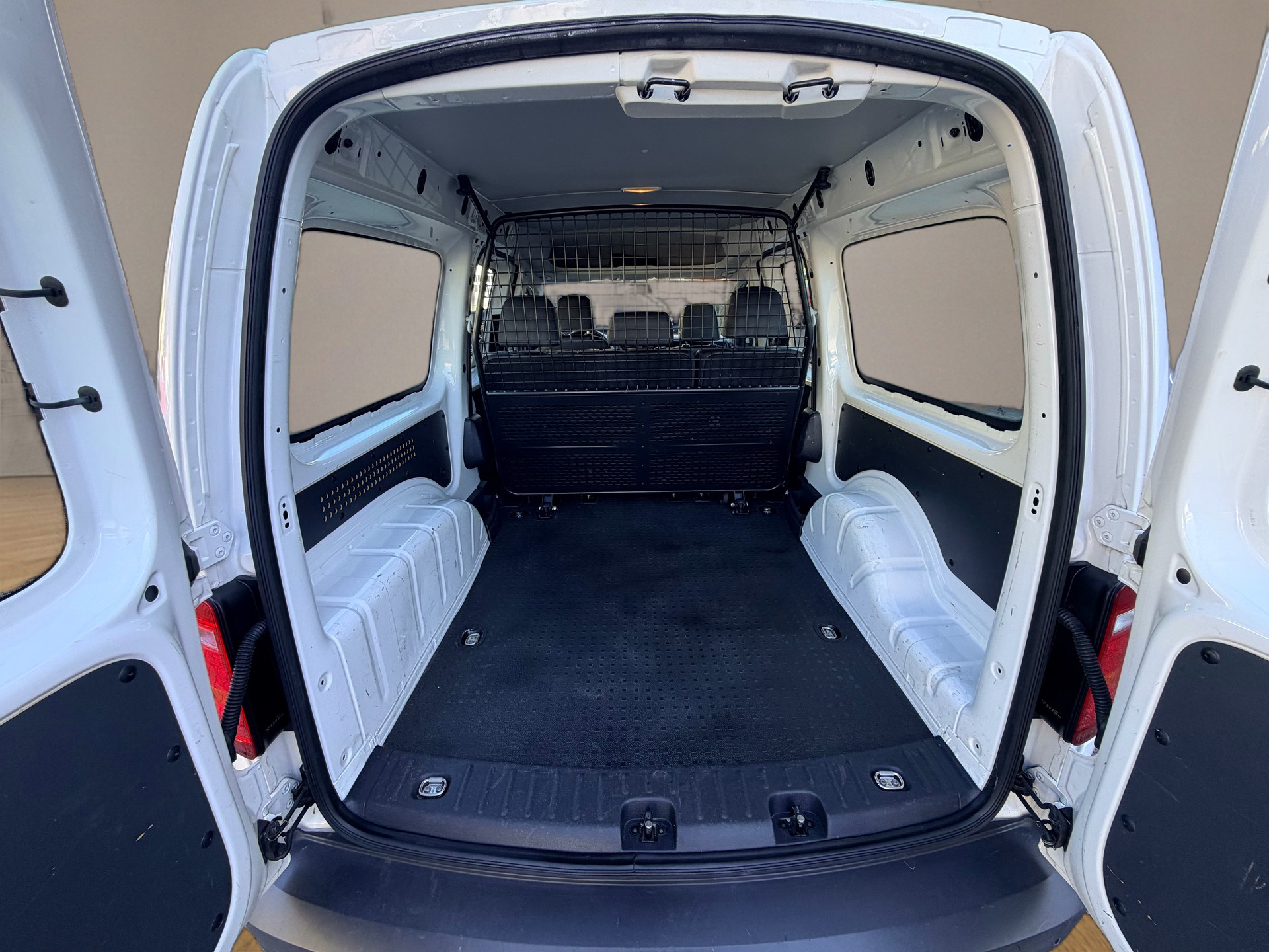 VW Caddy Maxi 1.4TSI BlueMotion Technology-image-11