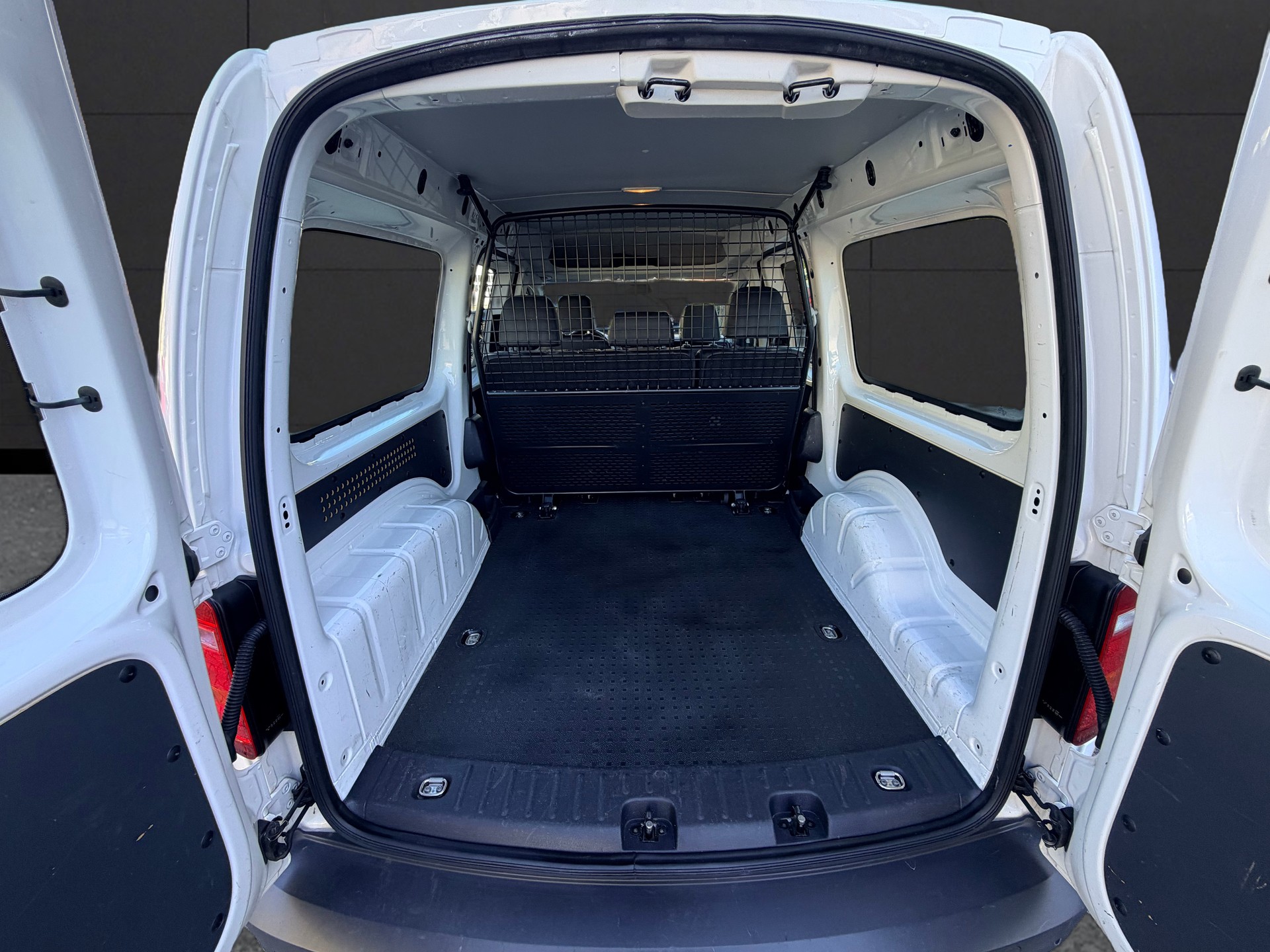VW Caddy Maxi 1.4TSI BlueMotion Technology-image-11