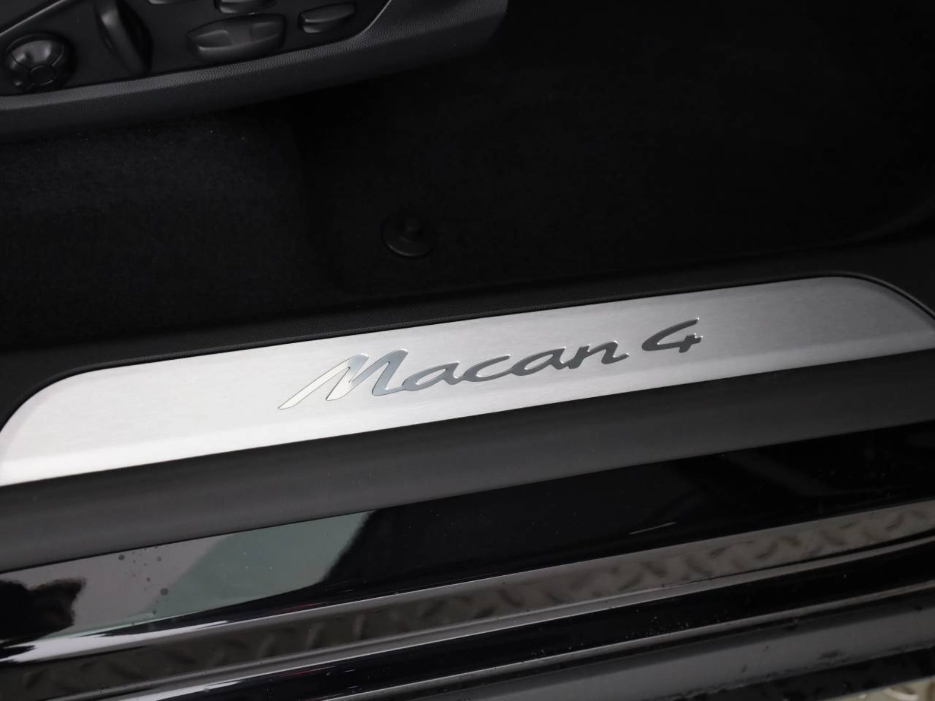 PORSCHE Macan 4-image-13