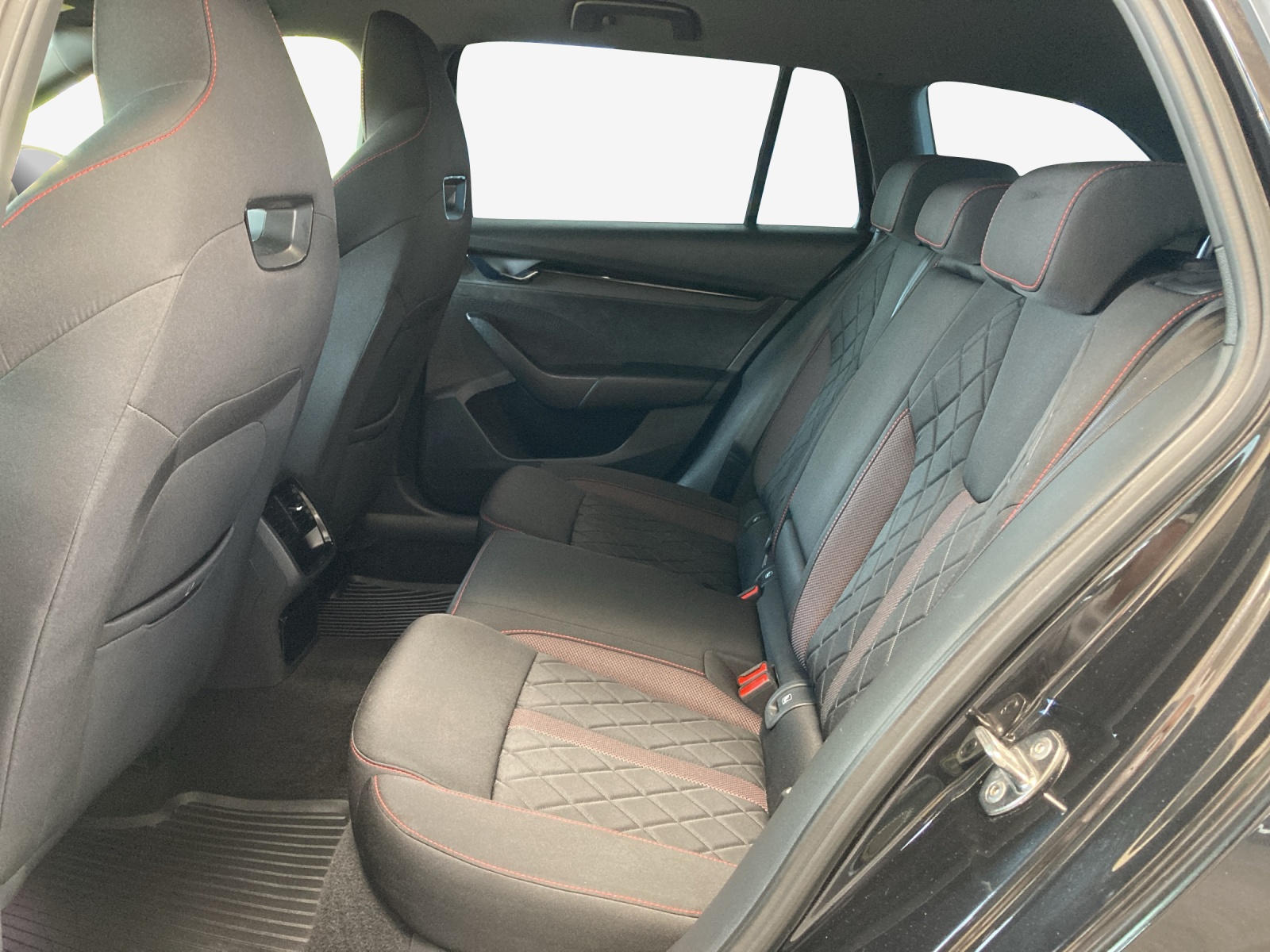 SKODA Octavia Combi 2.0 TSI DSG RS-image-11
