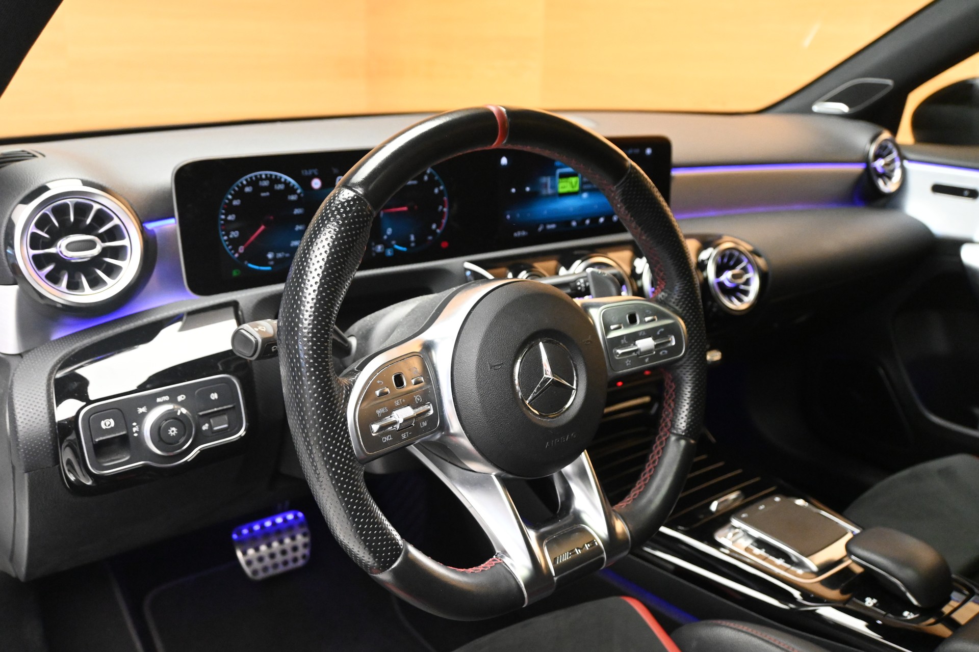 MERCEDES-BENZ A 35 AMG 4Matic Speedshift*AMG Performance-Sitze*-image-7