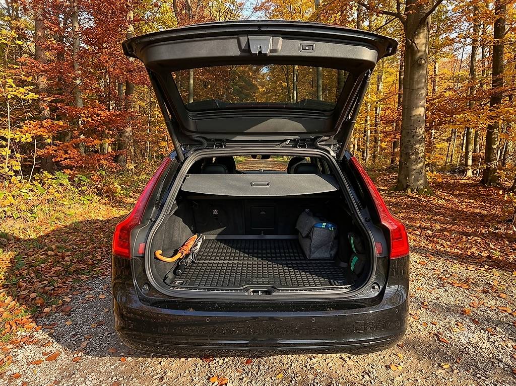 VOLVO V90 T8 eAWD Twin Engine R-Design Geartronic-image-3