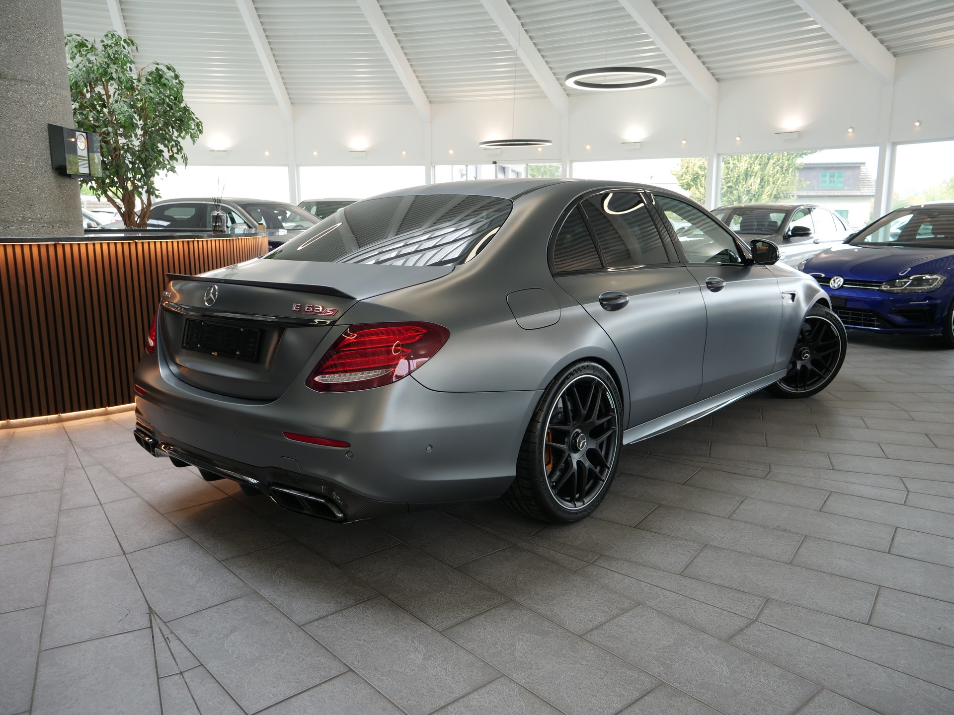 MERCEDES-BENZ E 63 AMG S Speedshift 4Matic *GRAU MATT*-image-2