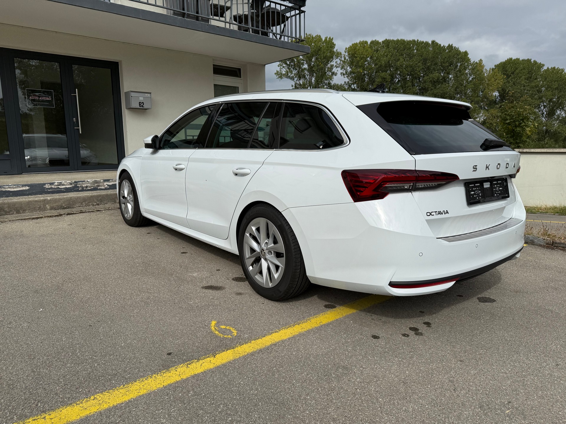 SKODA Octavia Combi 2.0 TDI Ambition-image-2
