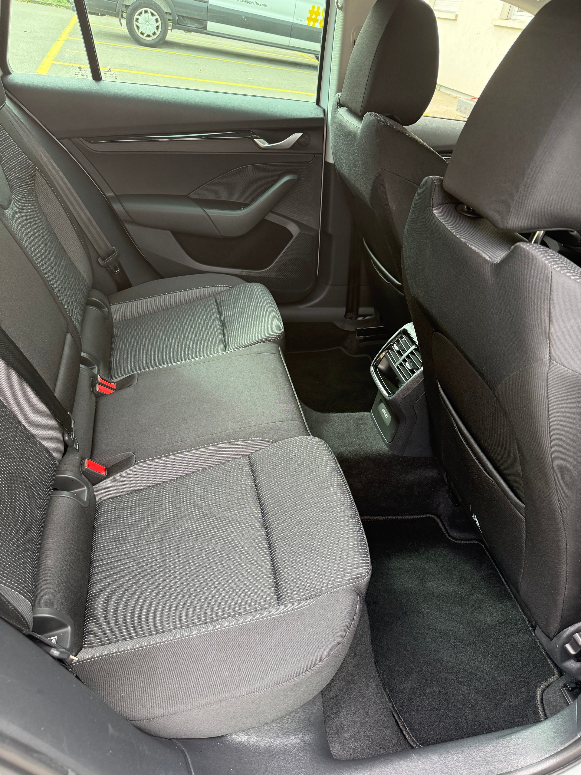 SKODA Octavia Combi 2.0 TDI Ambition-image-12