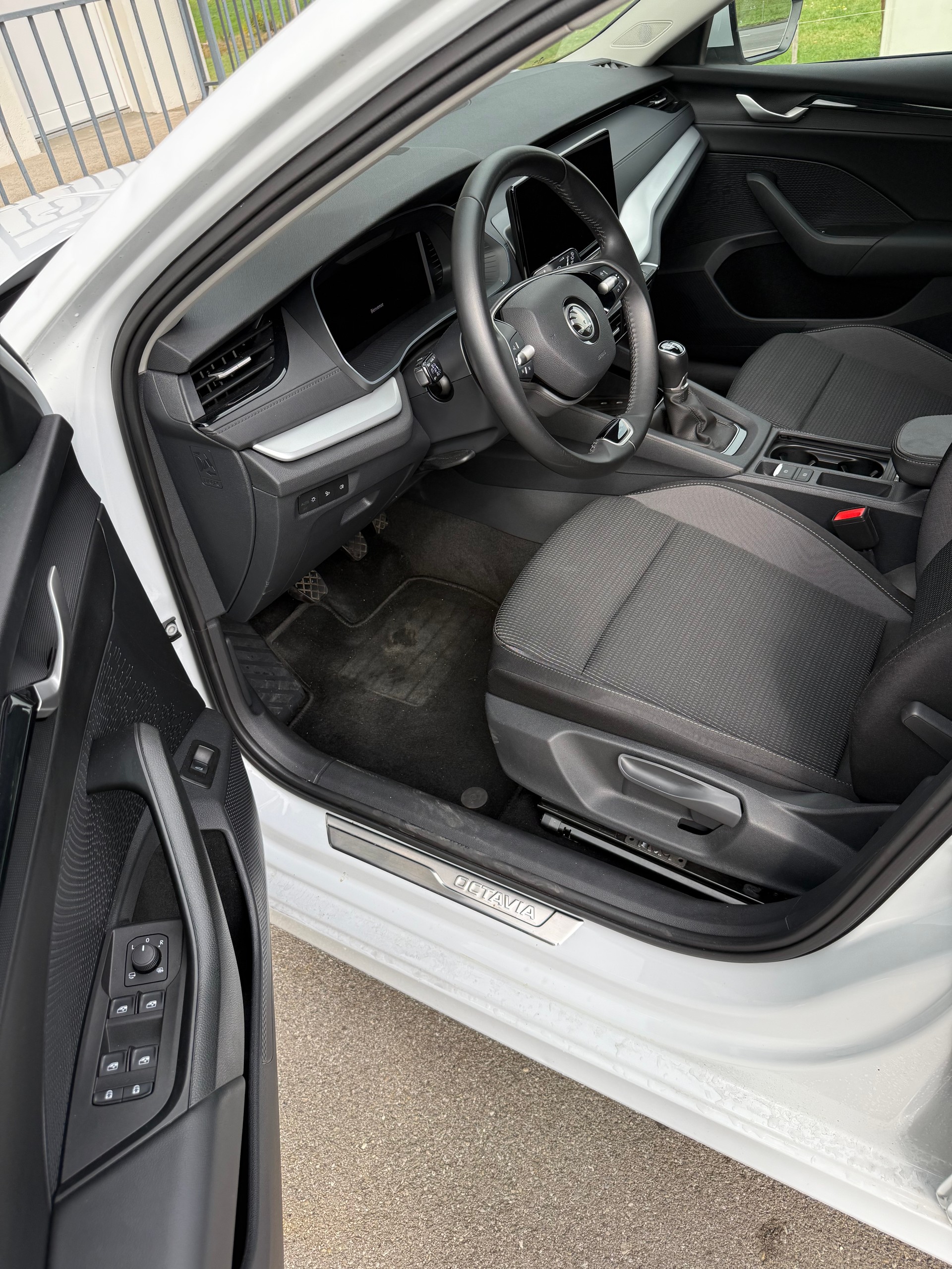 SKODA Octavia Combi 2.0 TDI Ambition-image-8