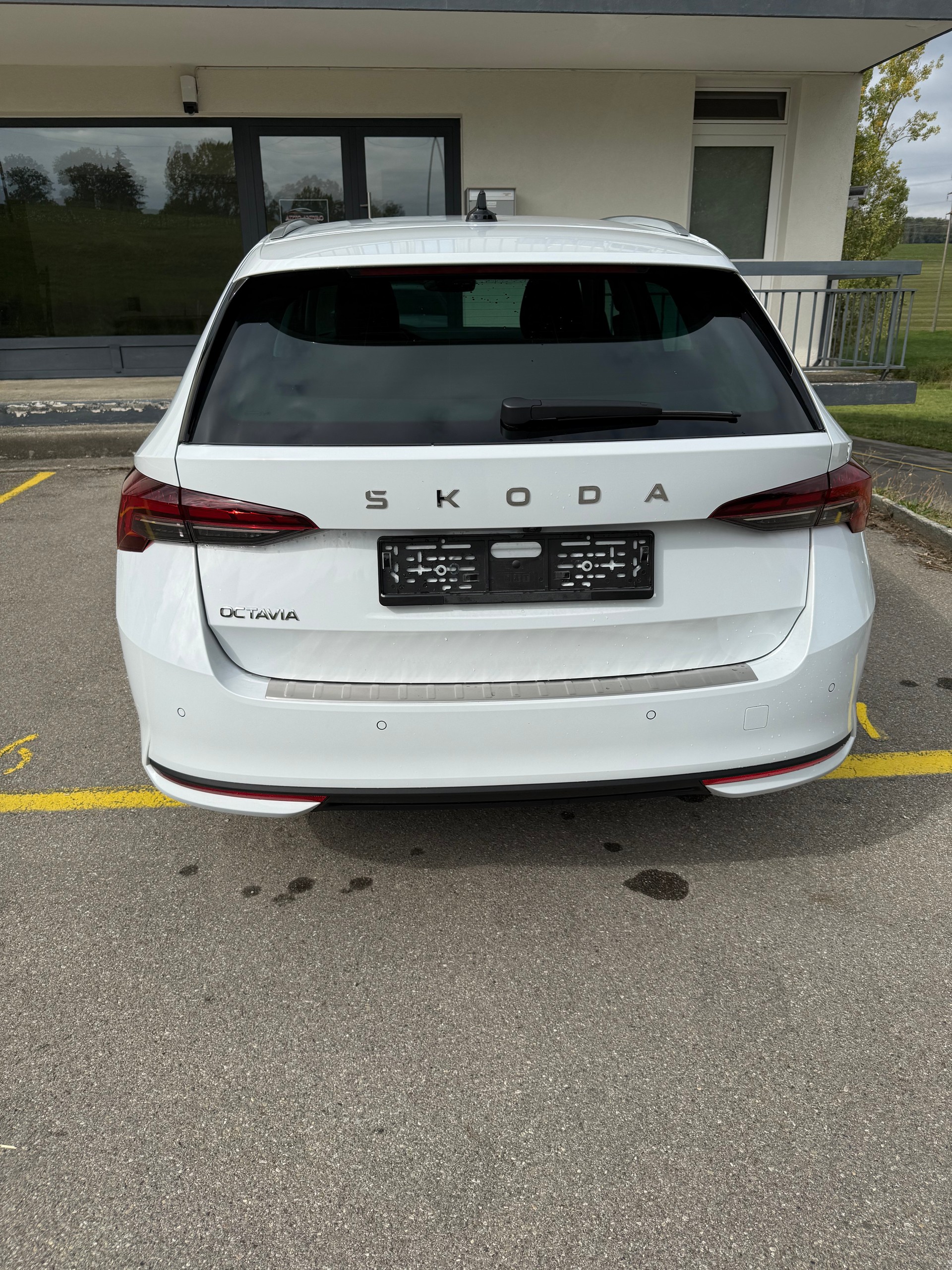 SKODA Octavia Combi 2.0 TDI Ambition-image-3