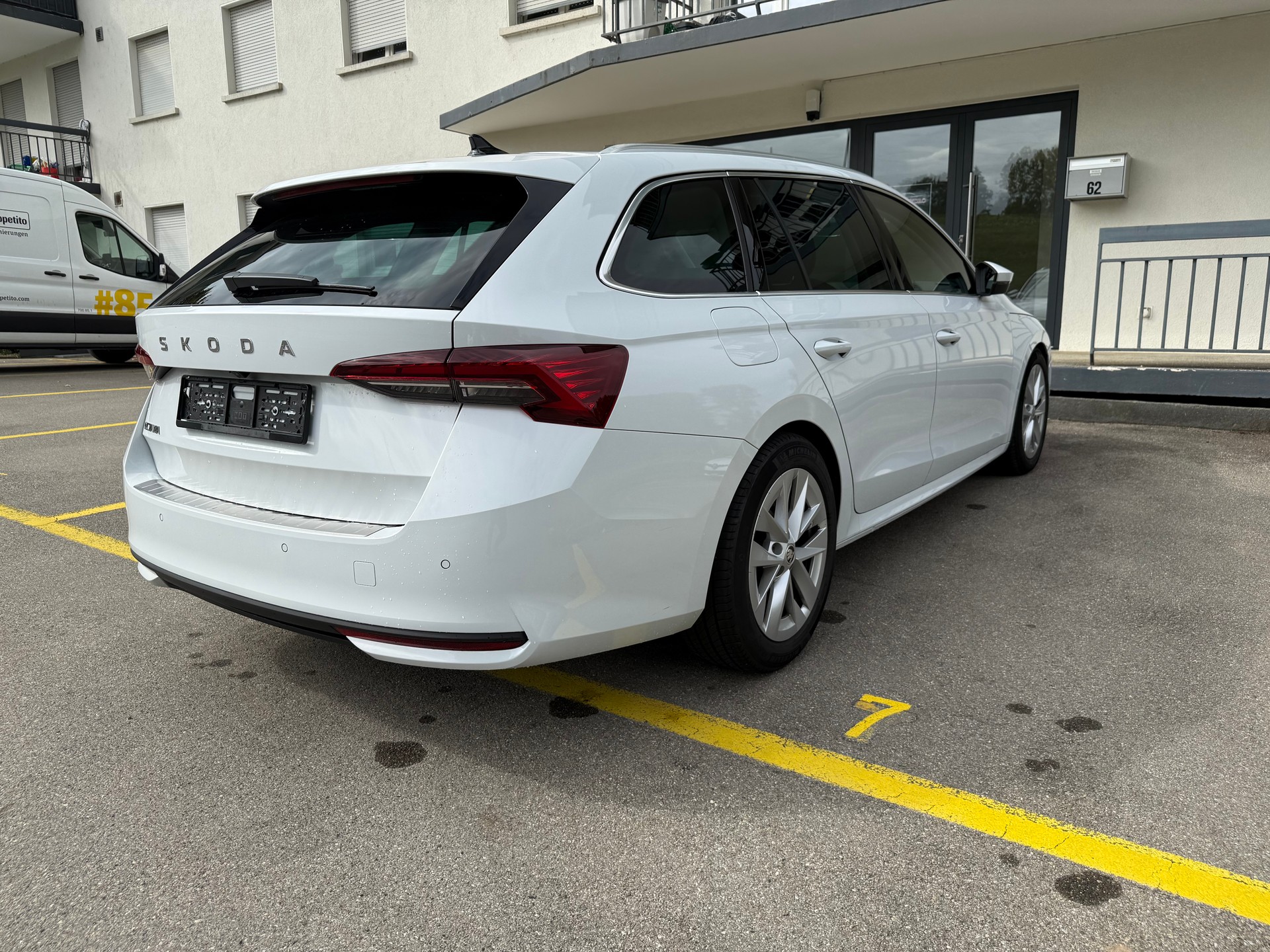 SKODA Octavia Combi 2.0 TDI Ambition-image-4