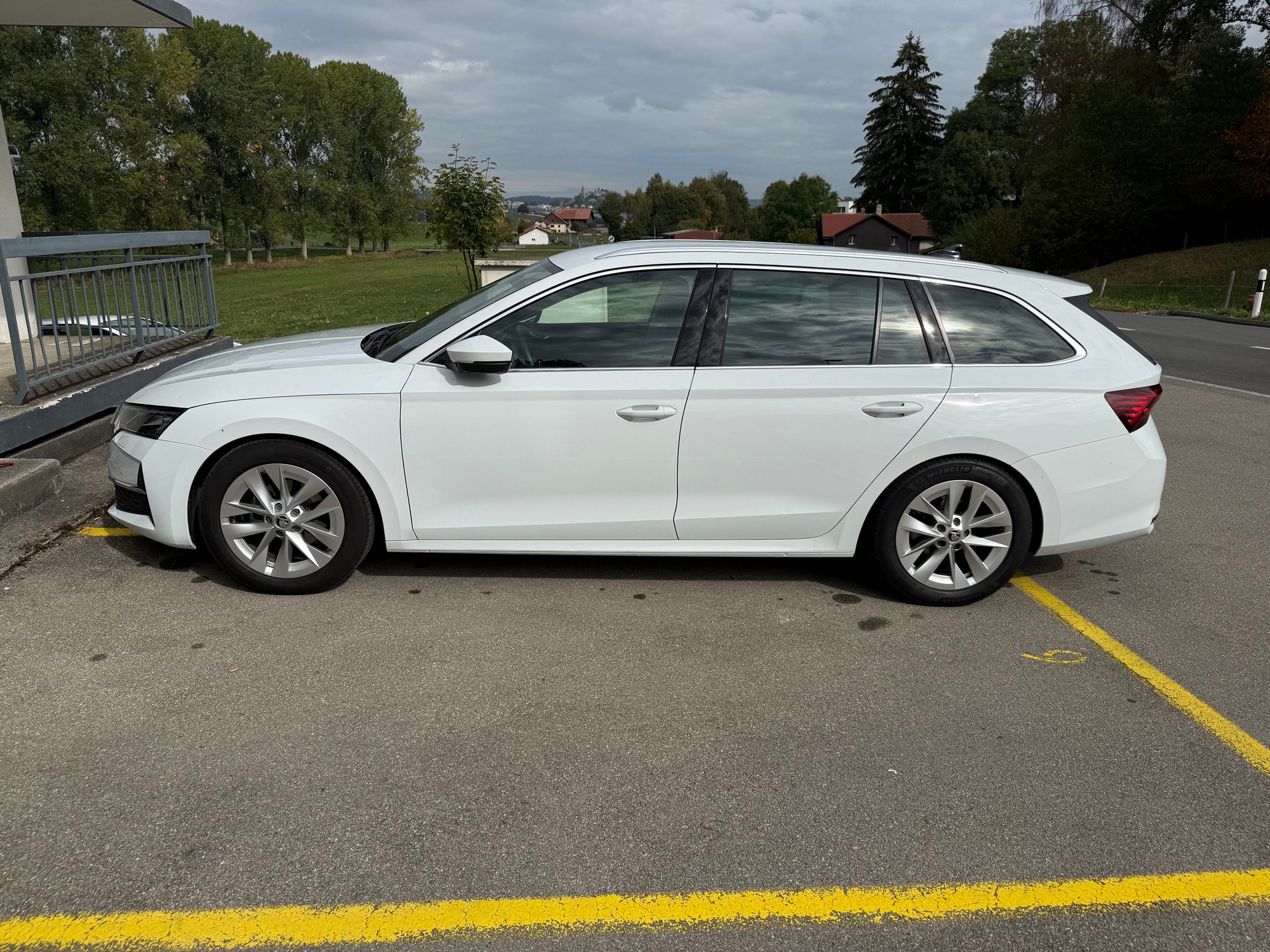 SKODA Octavia Combi 2.0 TDI Ambition-image-1