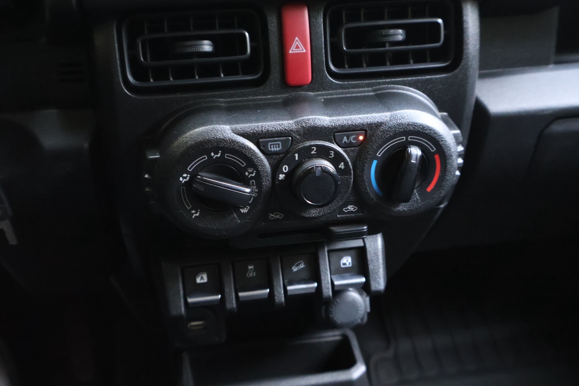SUZUKI Jimny 1.5 Compact+ 4x4-image-9