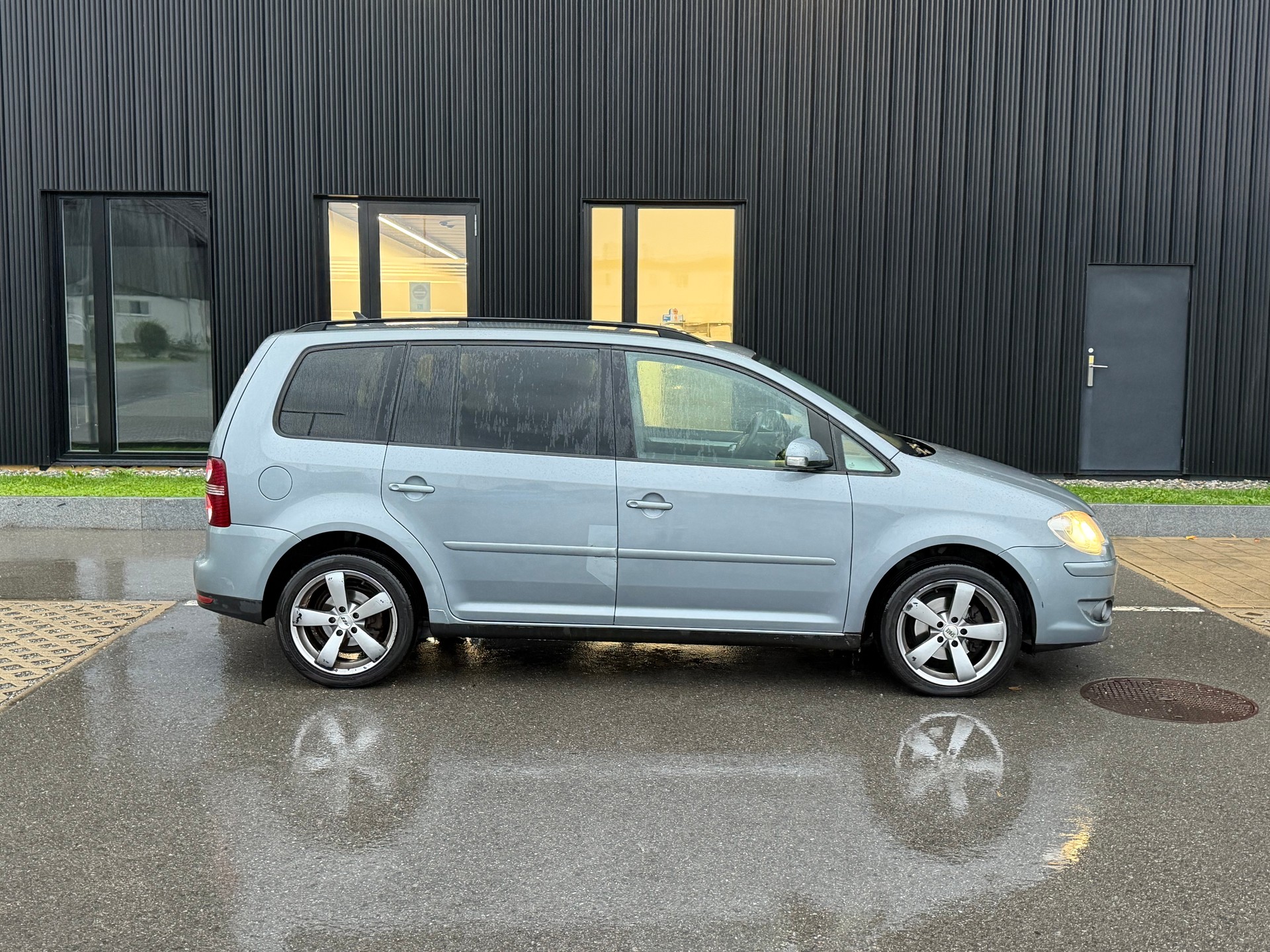 VW Touran 2.0 TDI Highline-image-4